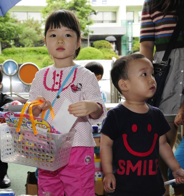 20110624-구청 직장어린이집-난치병어린이 및 불우이웃돕기 바자회 36467.JPG