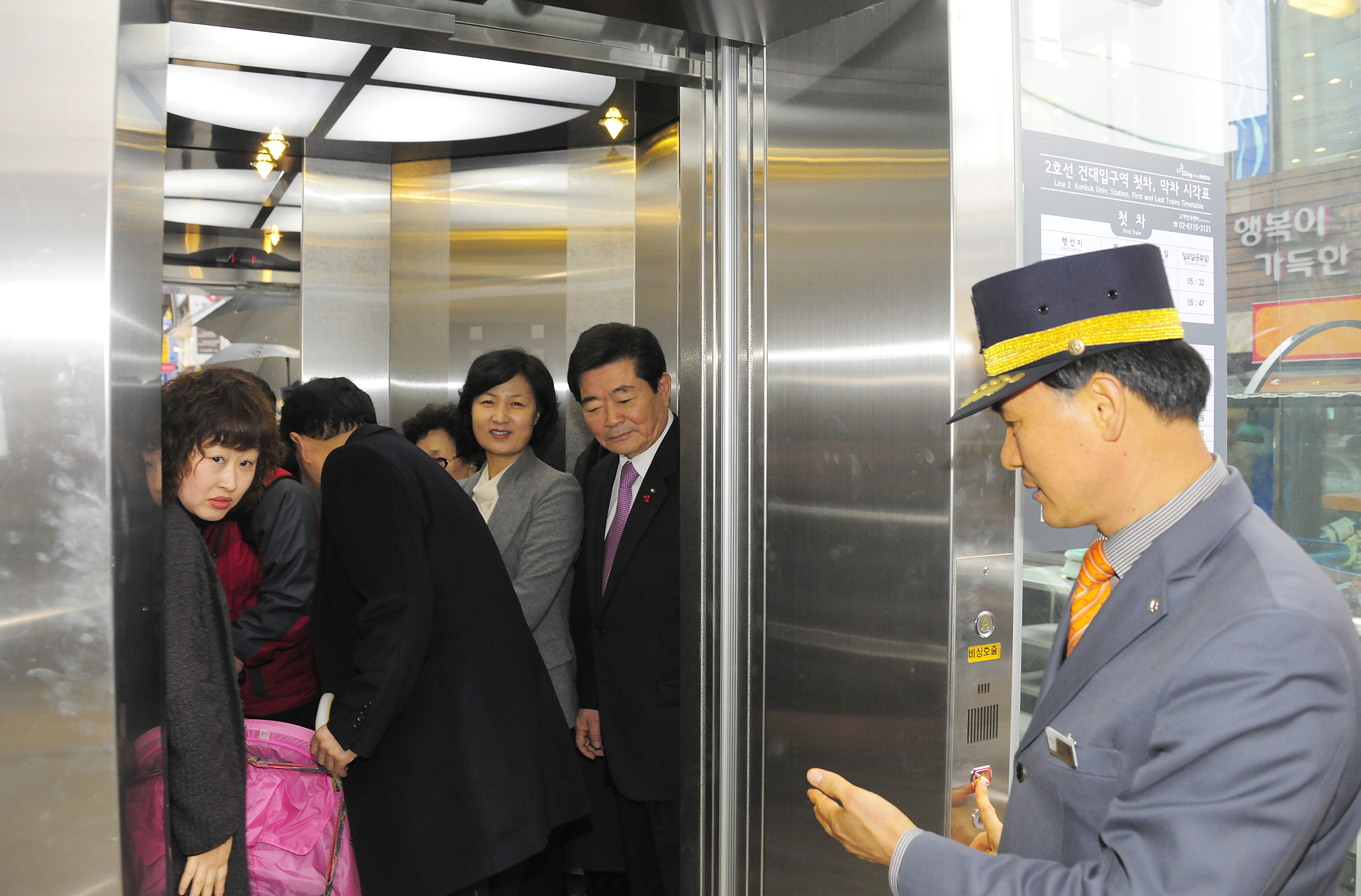 20120119-건대역6번출구 엘리베이터 개통식 48665.JPG