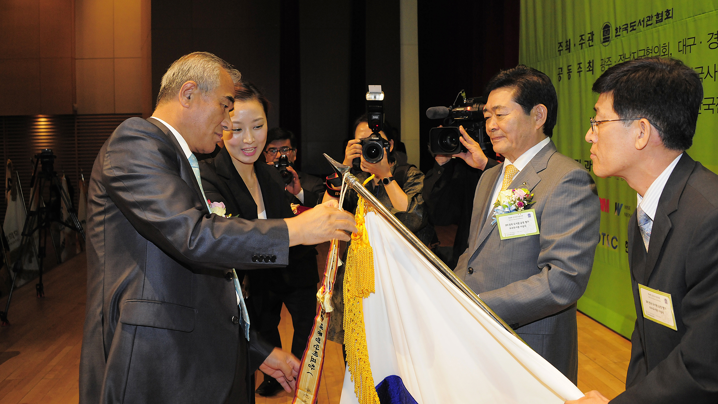 20111019-전국도서관 운영평가 대통령상 수상 41927.JPG