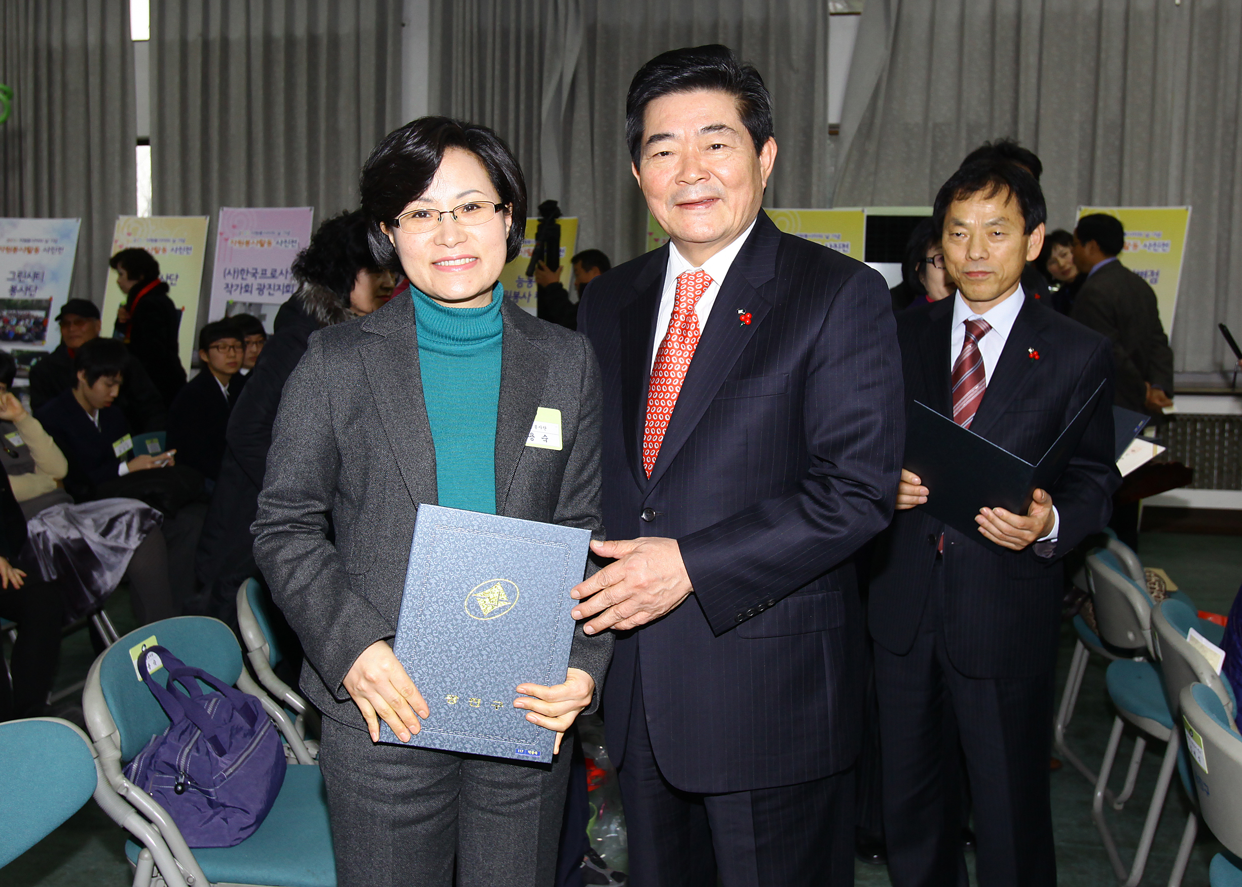 20101208-우수 자원봉사자 표창 4 상장수여 21799.JPG