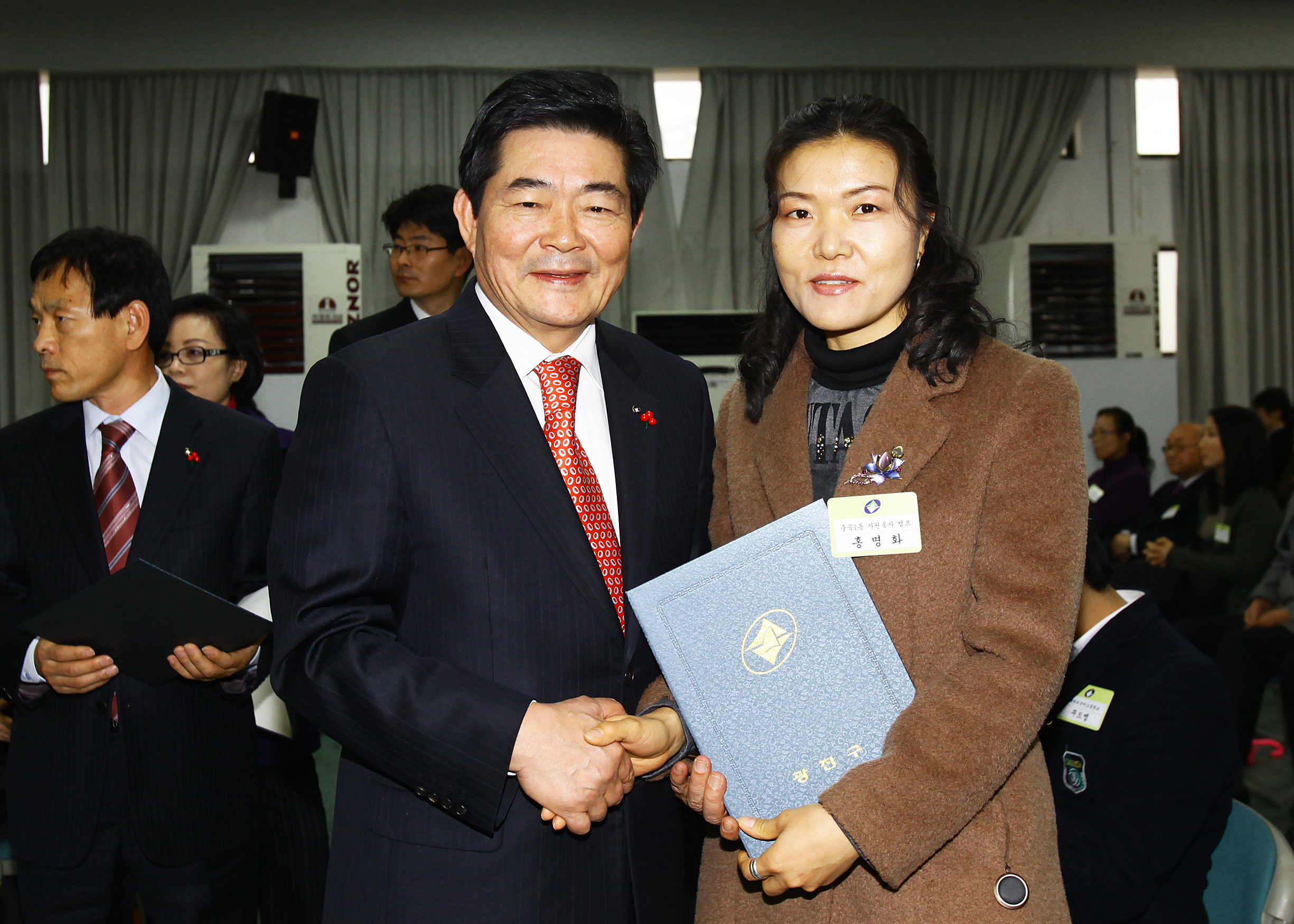 20101208-우수 자원봉사자 표창 4 상장수여 21782.JPG