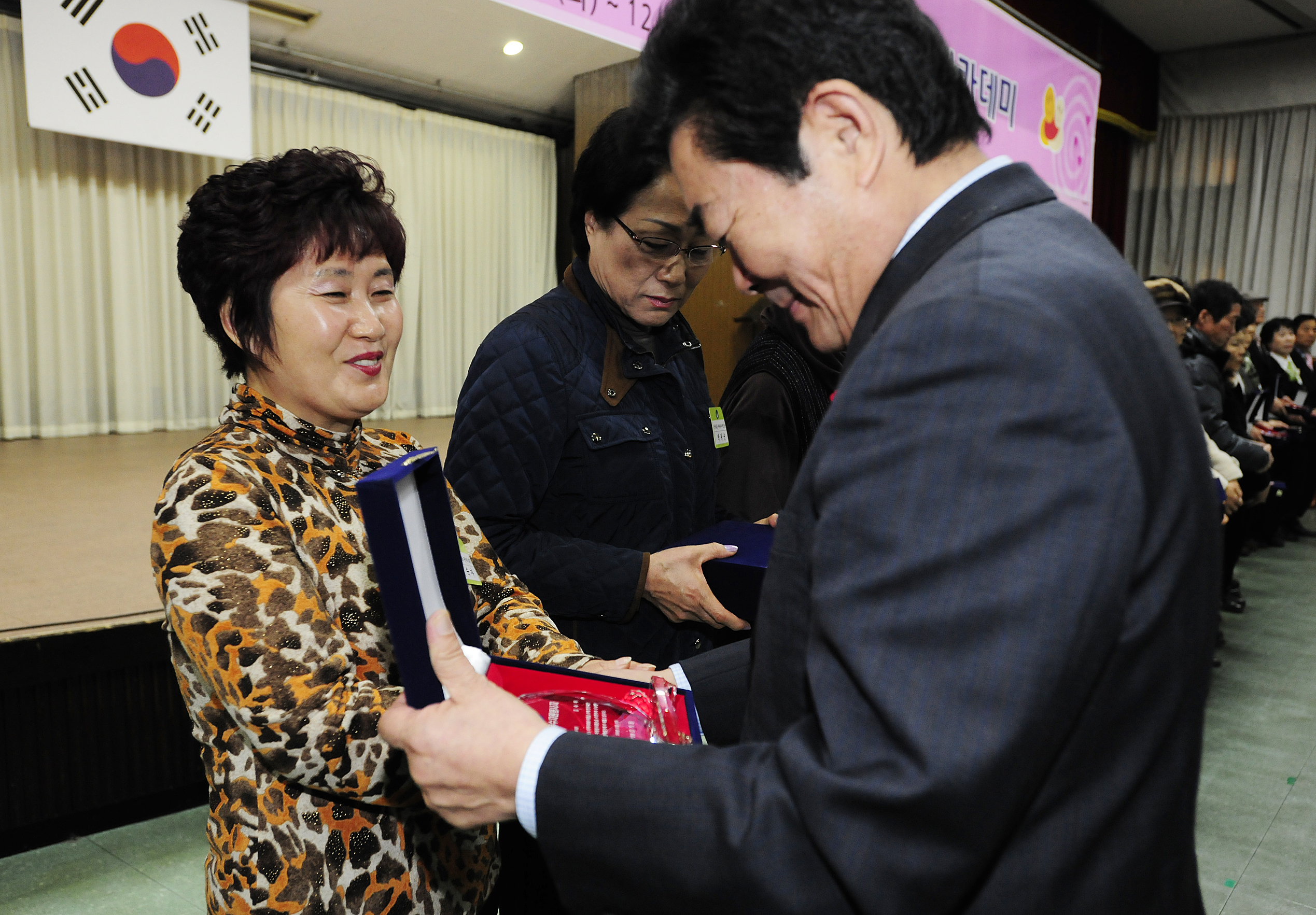 20111206-자원봉사자의 날 우수자원봉사자 표창 44447.JPG