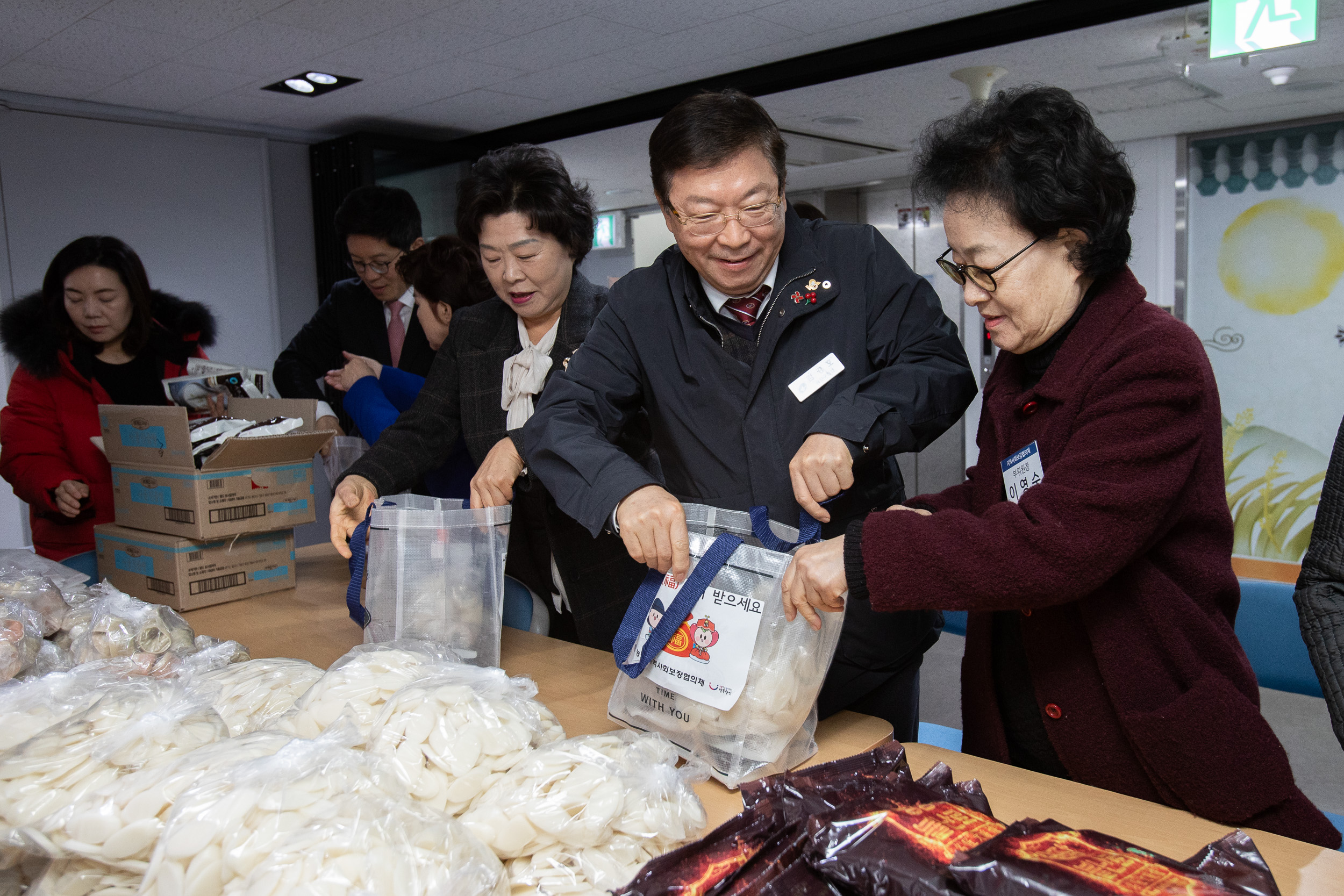 20240131-능동 지역사회보장협의체 설맞이 떡국떡, 곰탕 나눔  240131_0042_G_180448.jpg