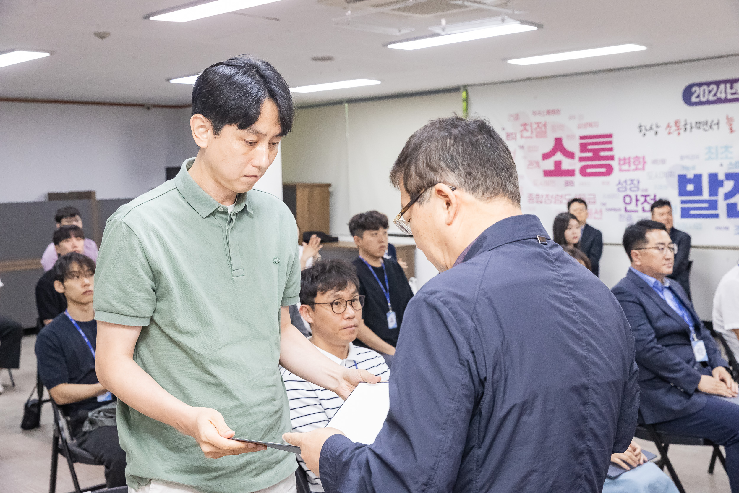 20240712-2024년 하반기 6급이하 기술직 정기 인사 발령장 수여식 240712-0073_G_140823.jpg