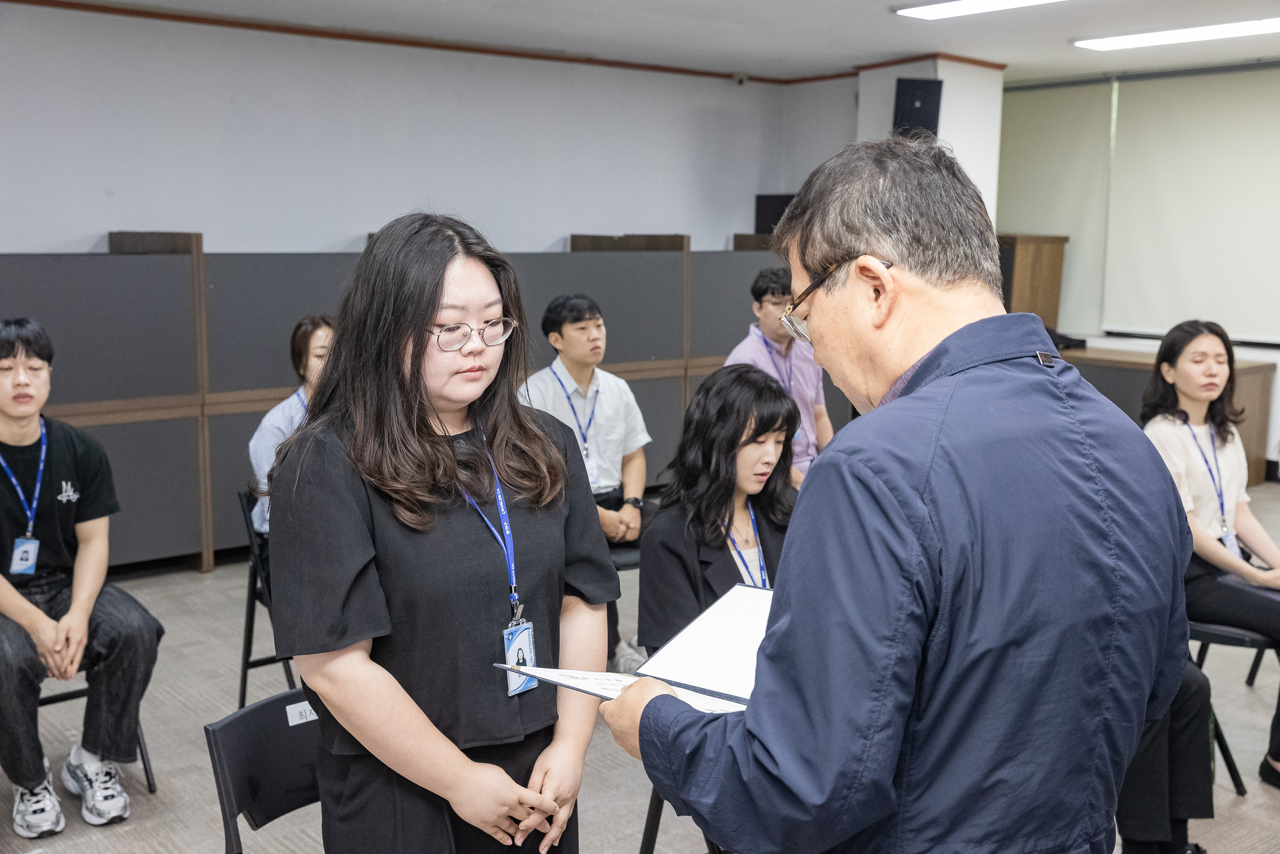 20240712-2024년 하반기 6급이하 기술직 정기 인사 발령장 수여식 240712-0158_G_140824.jpg