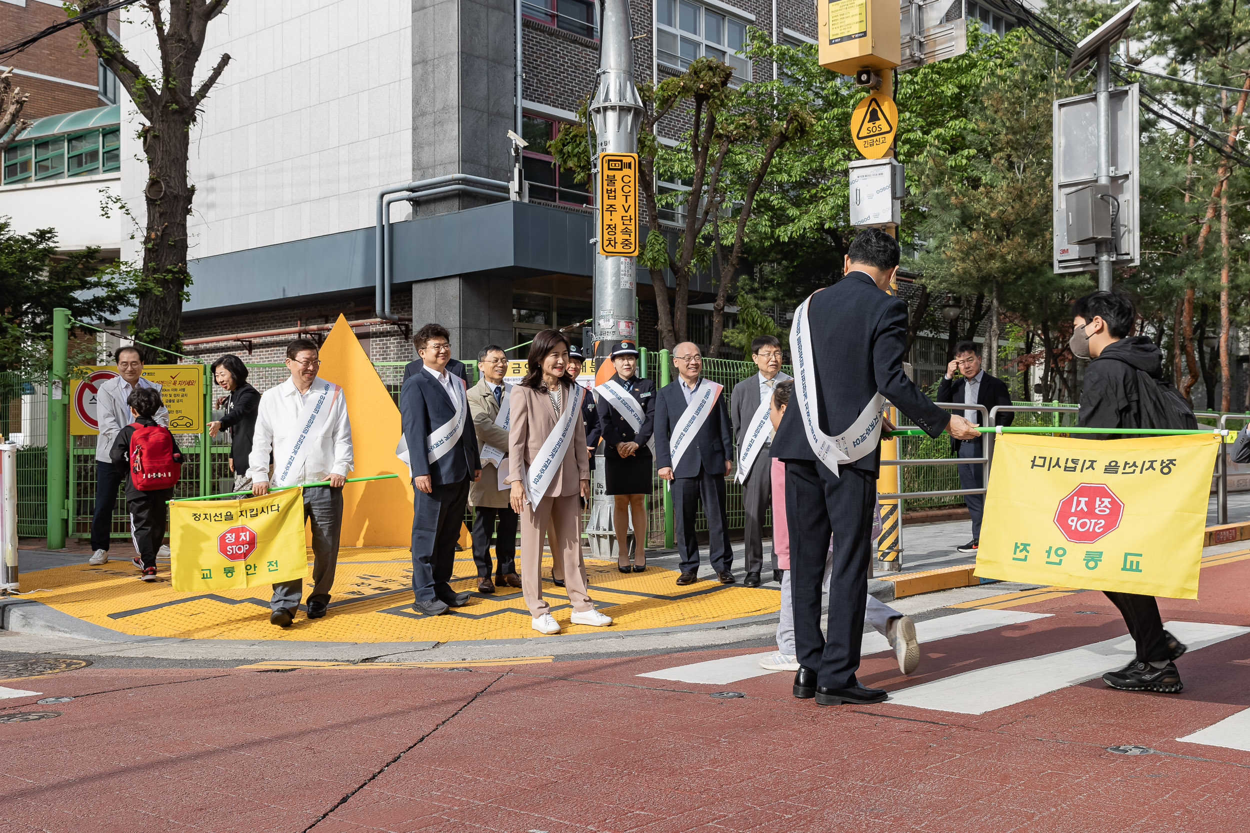 20240417-신자초등학교 등굣길 안전 캠페인 240417_0261_G_161830.jpg