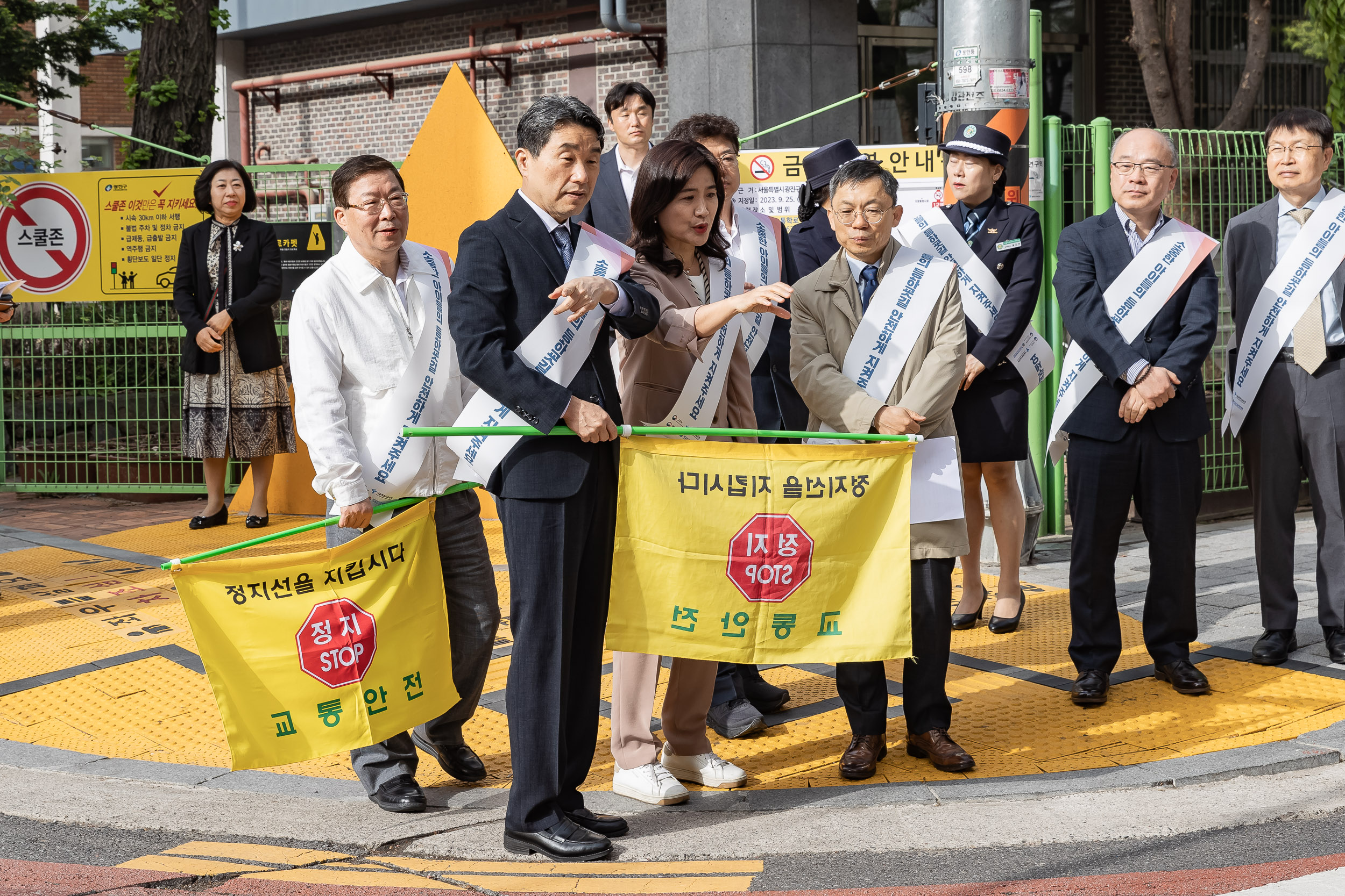 20240417-신자초등학교 등굣길 안전 캠페인 240417_0285_G_161830.jpg