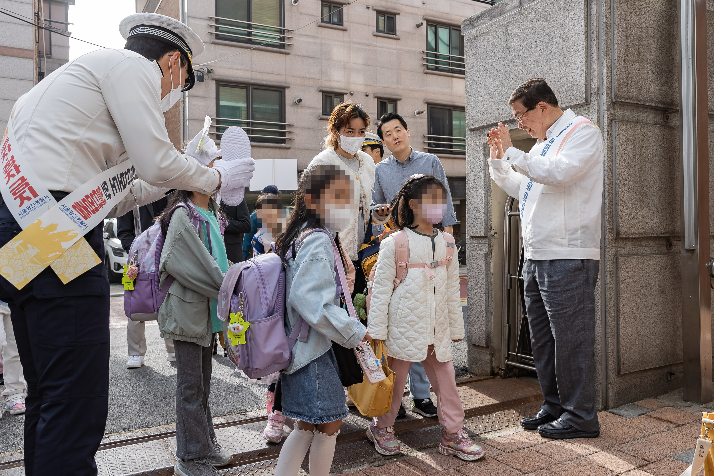 20240417-신자초등학교 등굣길 안전 캠페인 240417_0526_G_161831.jpg