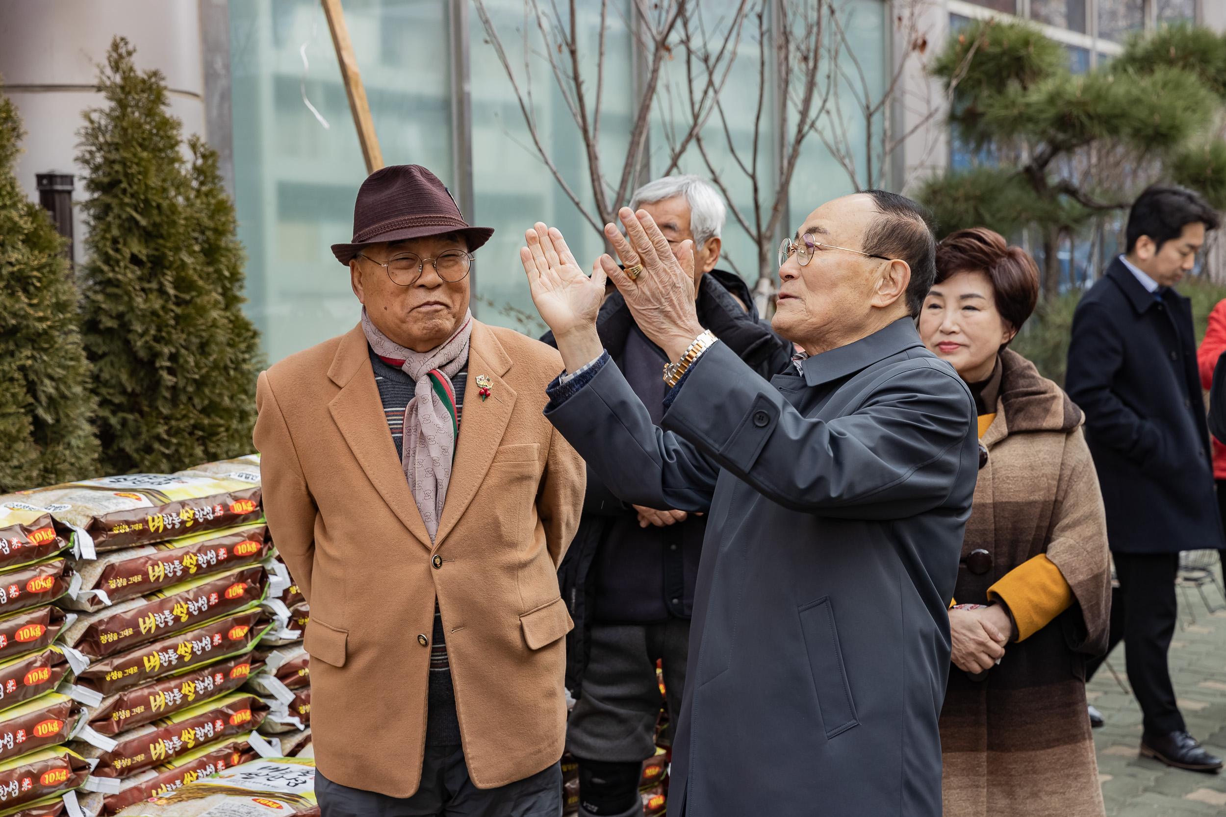 20240130-중곡4동 아차산노인복지회 설맞이 후원물품 전달식 240130_0409_G_175400.jpg