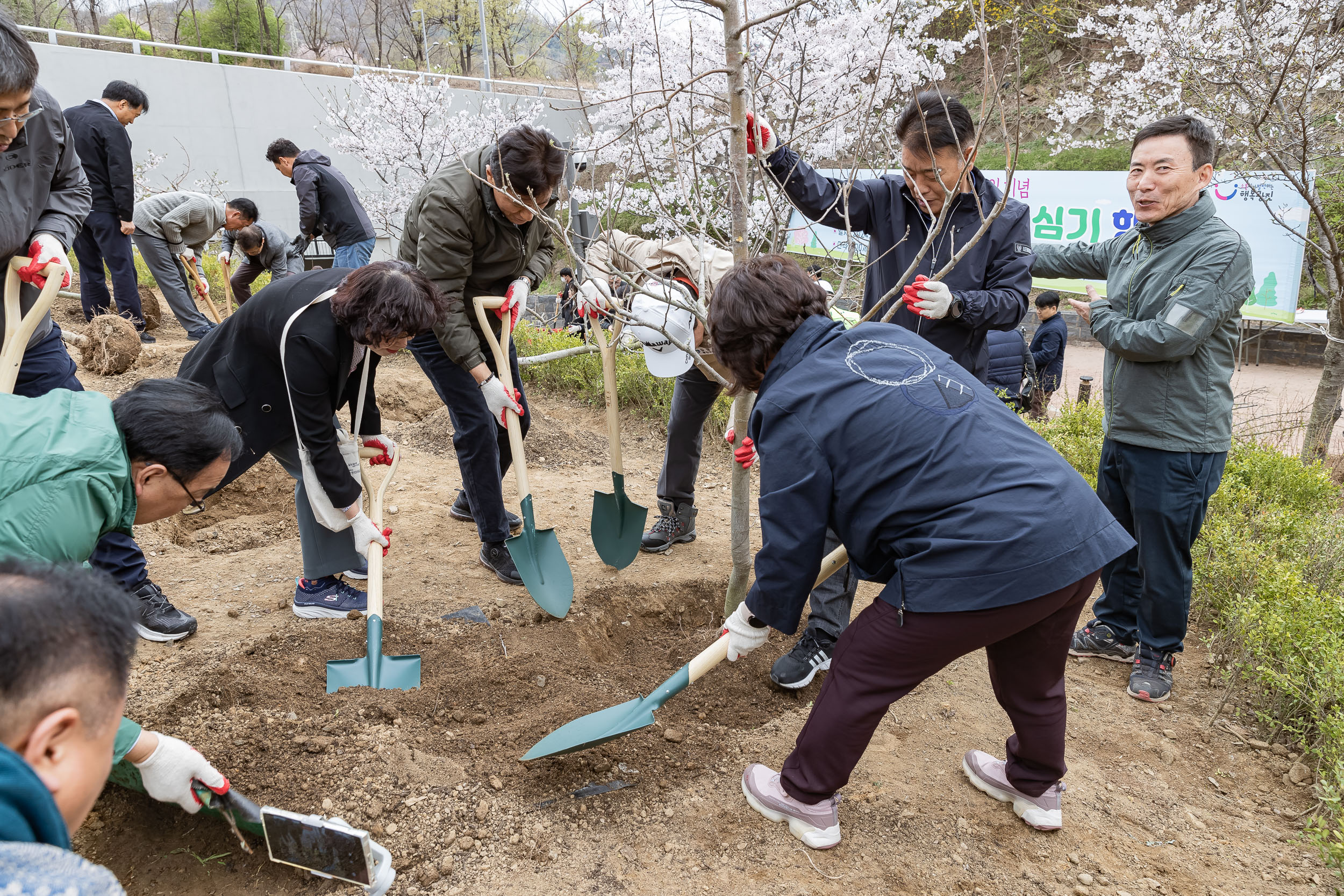 20240405-제29회 식목일기념 탄소중립 직원 나무심기 행사 240405_0123_G_085859.jpg