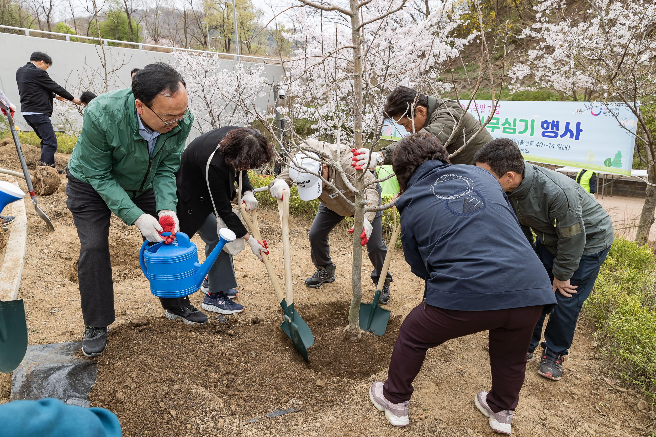 20240405-제29회 식목일기념 탄소중립 직원 나무심기 행사 240405_0131_G_085859.jpg