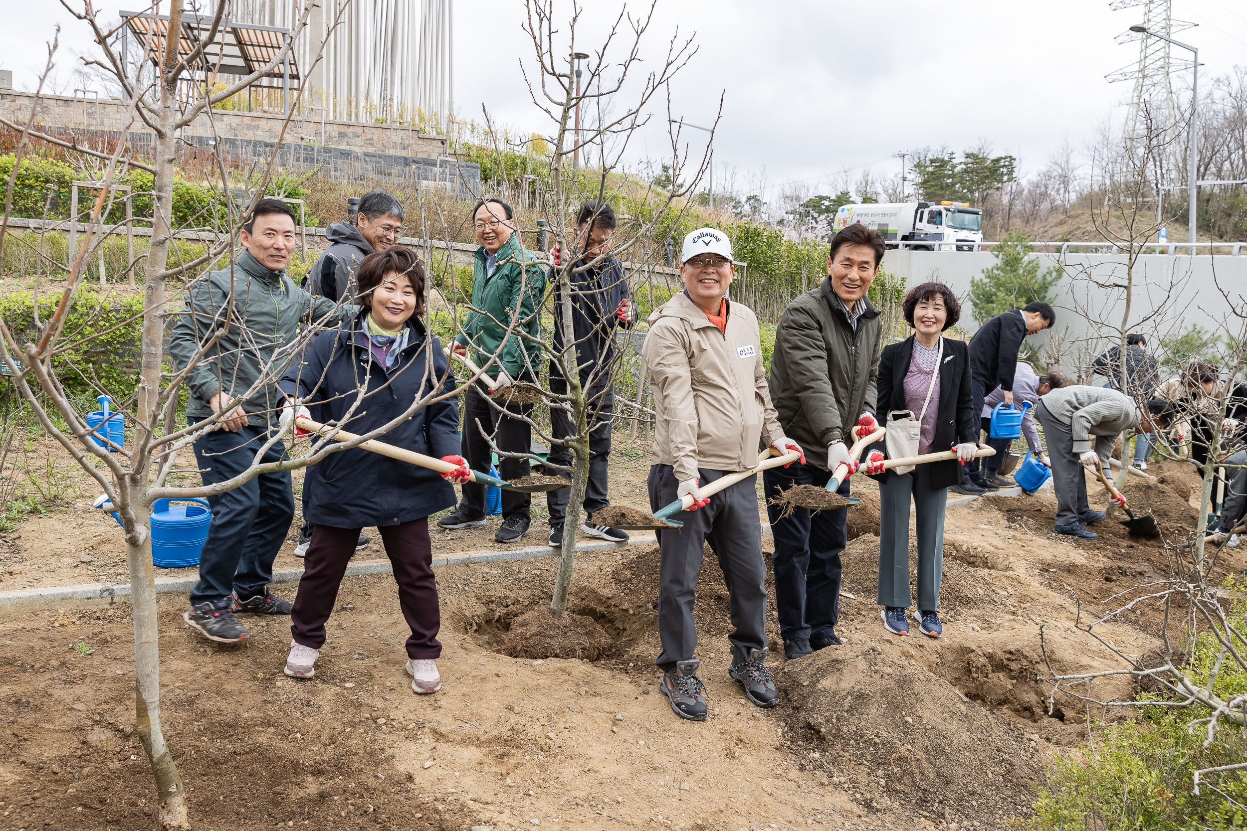 20240405-제29회 식목일기념 탄소중립 직원 나무심기 행사 240405_0173_G_085900.jpg