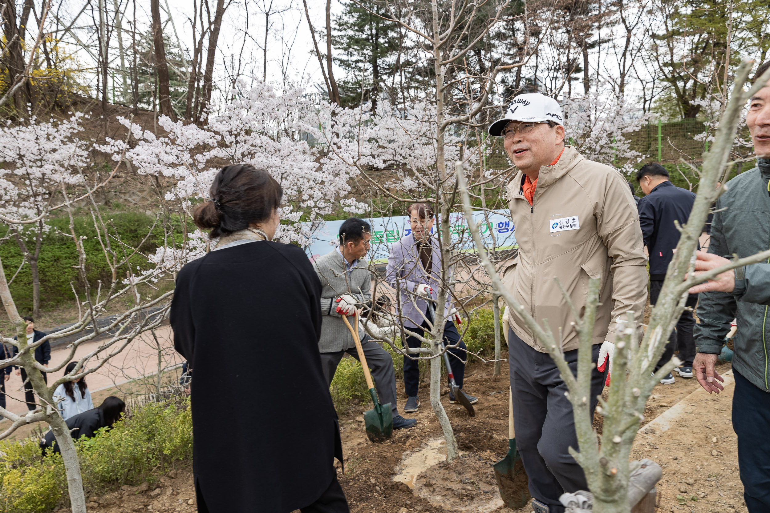 20240405-제29회 식목일기념 탄소중립 직원 나무심기 행사 240405_0253_G_085902.jpg