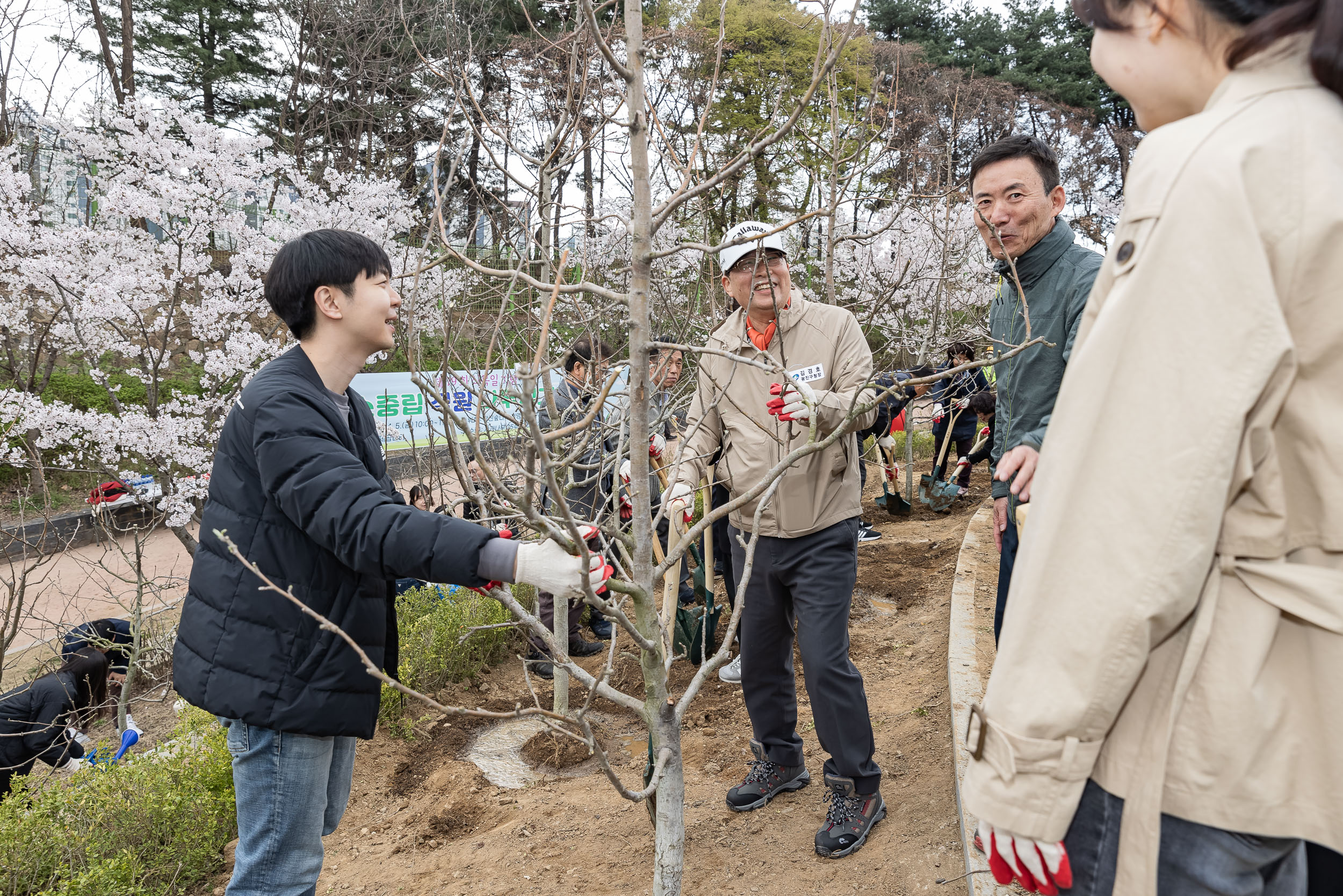 20240405-제29회 식목일기념 탄소중립 직원 나무심기 행사 240405_0256_G_085902.jpg