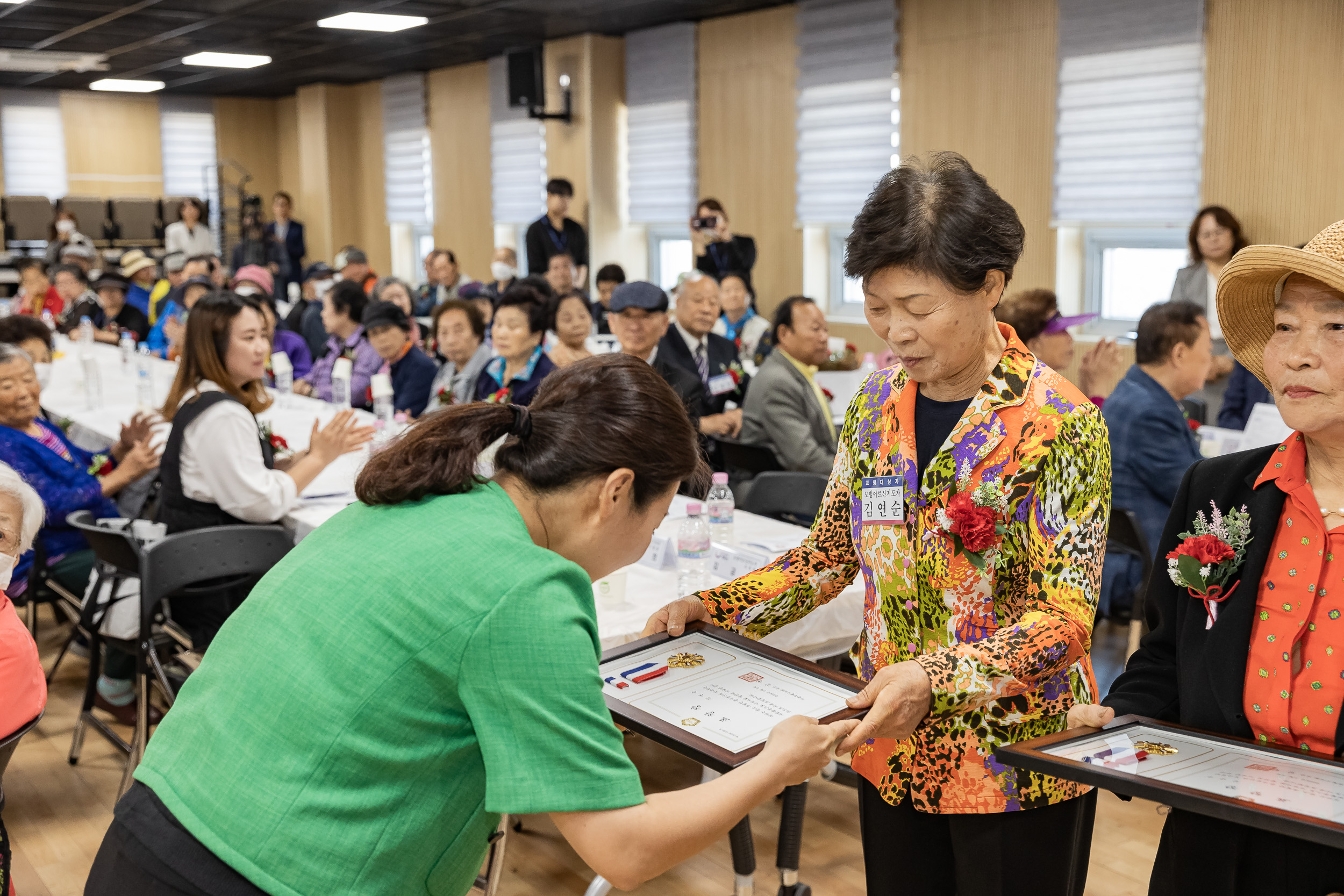 20240508-사랑의 효(孝)꾸러미 전달 및 표창 수여식-군자동 240508_0604_G_150845.jpg