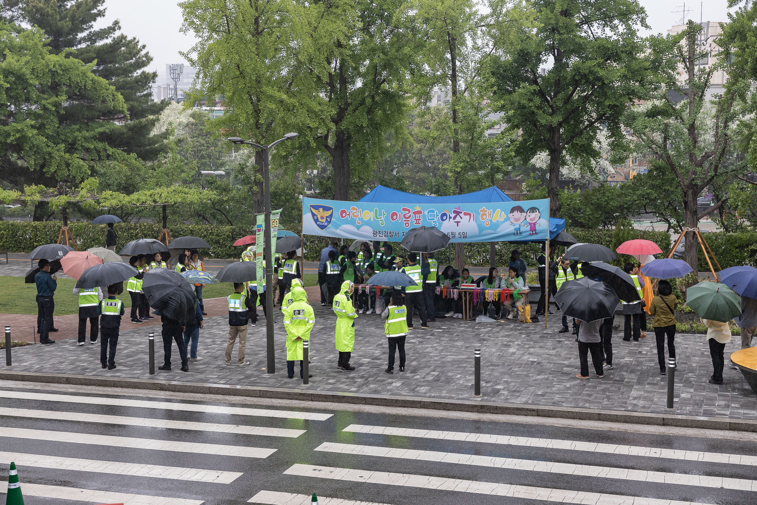 20240505-어린이날 이름표 달아주기 행사(자율방범대 아동 실종 예방 캠페인) 240505_0005_G_144231.jpg