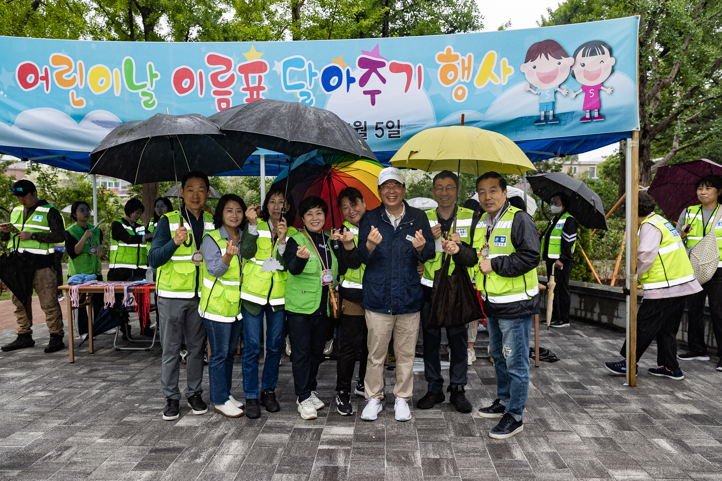 20240505-어린이날 이름표 달아주기 행사(자율방범대 아동 실종 예방 캠페인) 240505_0163_G_144233.jpg