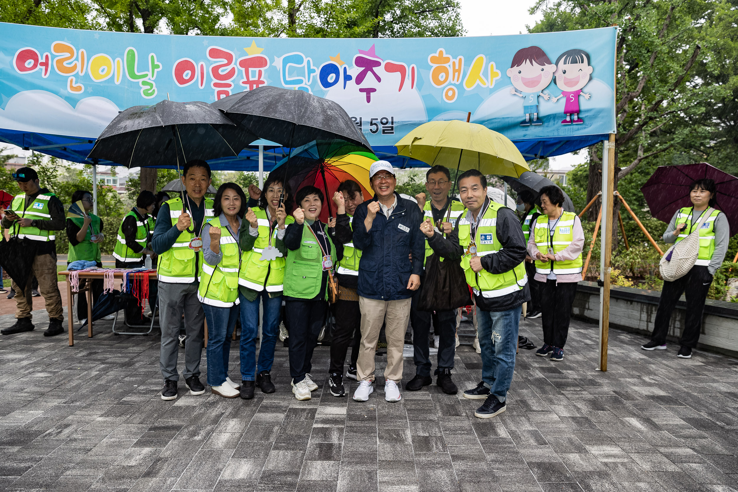 20240505-어린이날 이름표 달아주기 행사(자율방범대 아동 실종 예방 캠페인) 240505_0176_G_144233.jpg