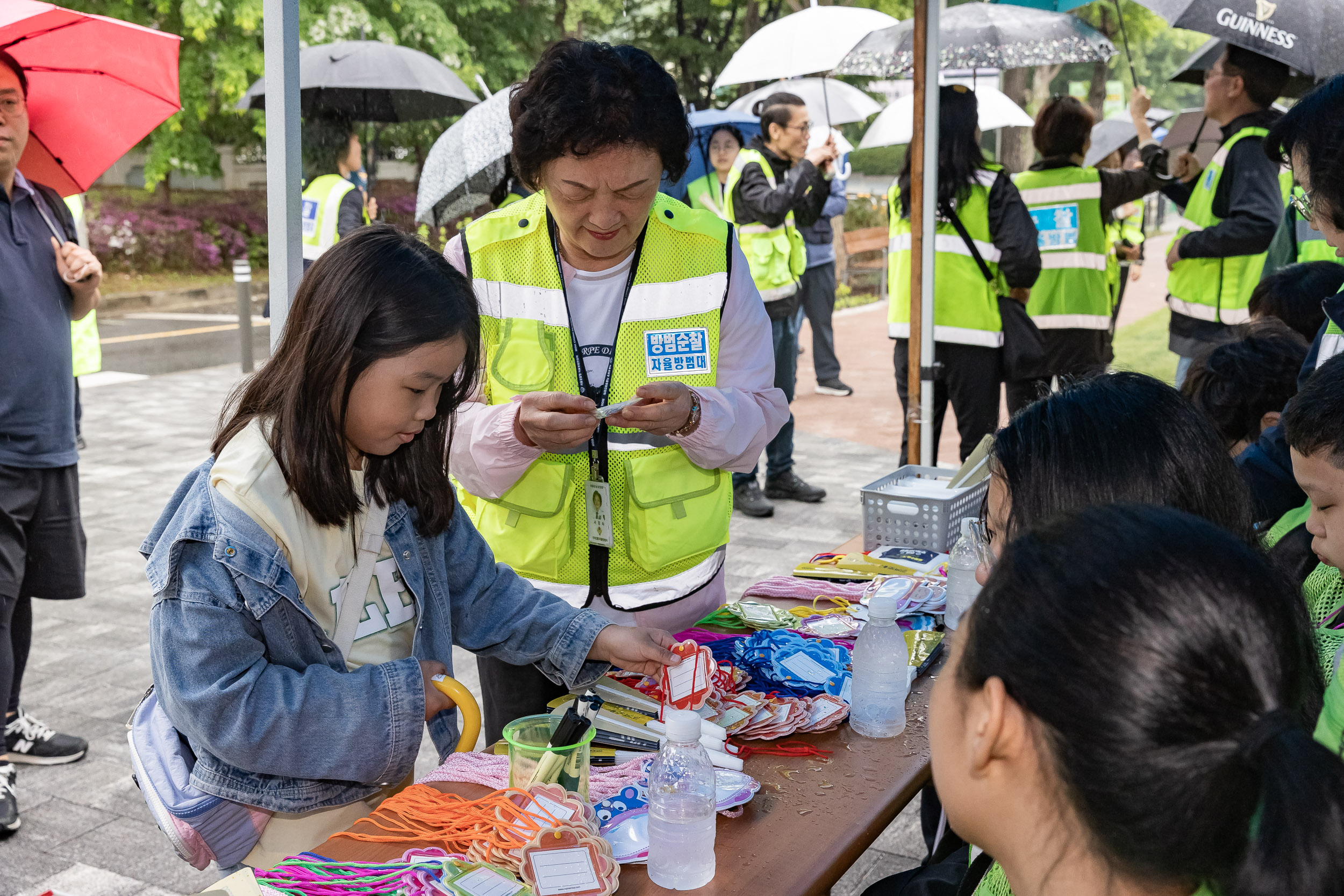 20240505-어린이날 이름표 달아주기 행사(자율방범대 아동 실종 예방 캠페인) 240505_0018_G_144231.jpg