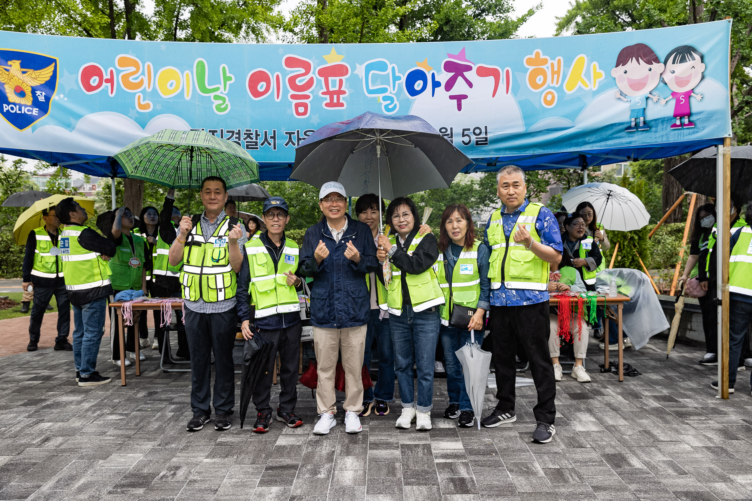 20240505-어린이날 이름표 달아주기 행사(자율방범대 아동 실종 예방 캠페인) 240505_0261_G_144235.jpg