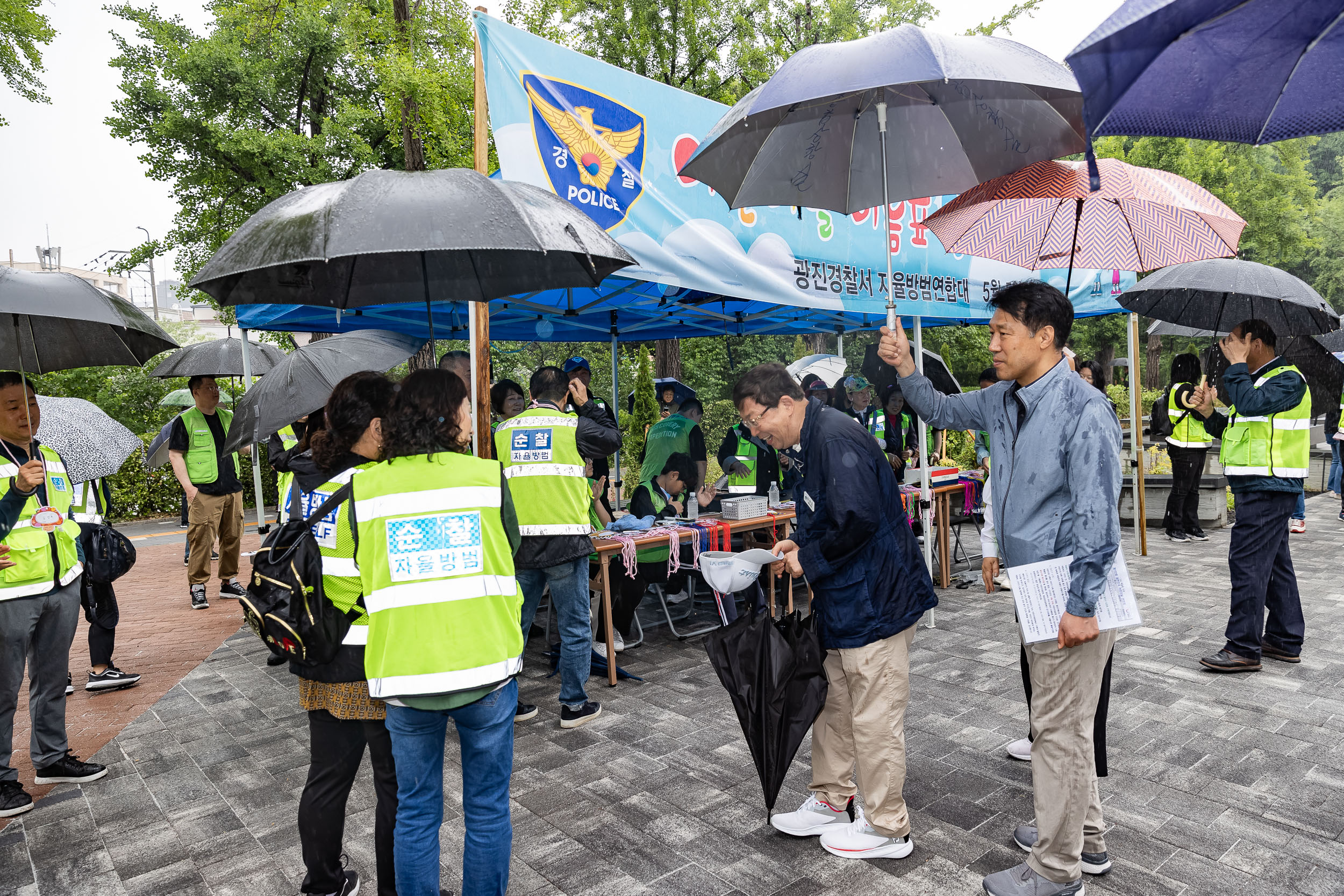 20240505-어린이날 이름표 달아주기 행사(자율방범대 아동 실종 예방 캠페인) 240505_0331_G_144235.jpg