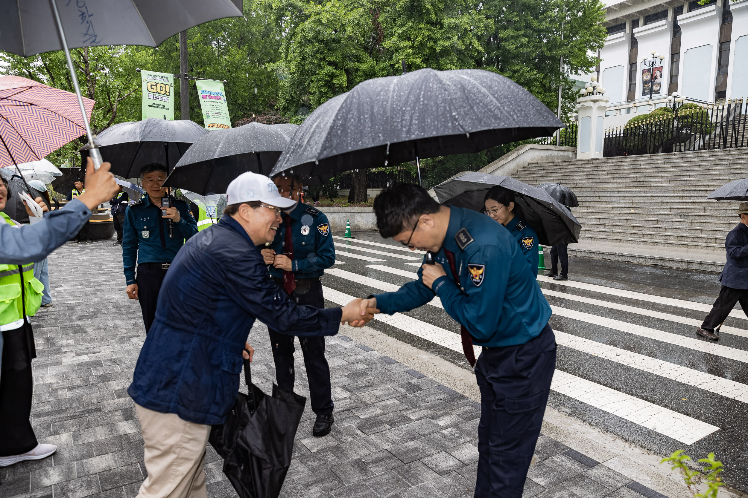 20240505-어린이날 이름표 달아주기 행사(자율방범대 아동 실종 예방 캠페인) 240505_0336_G_144235.jpg