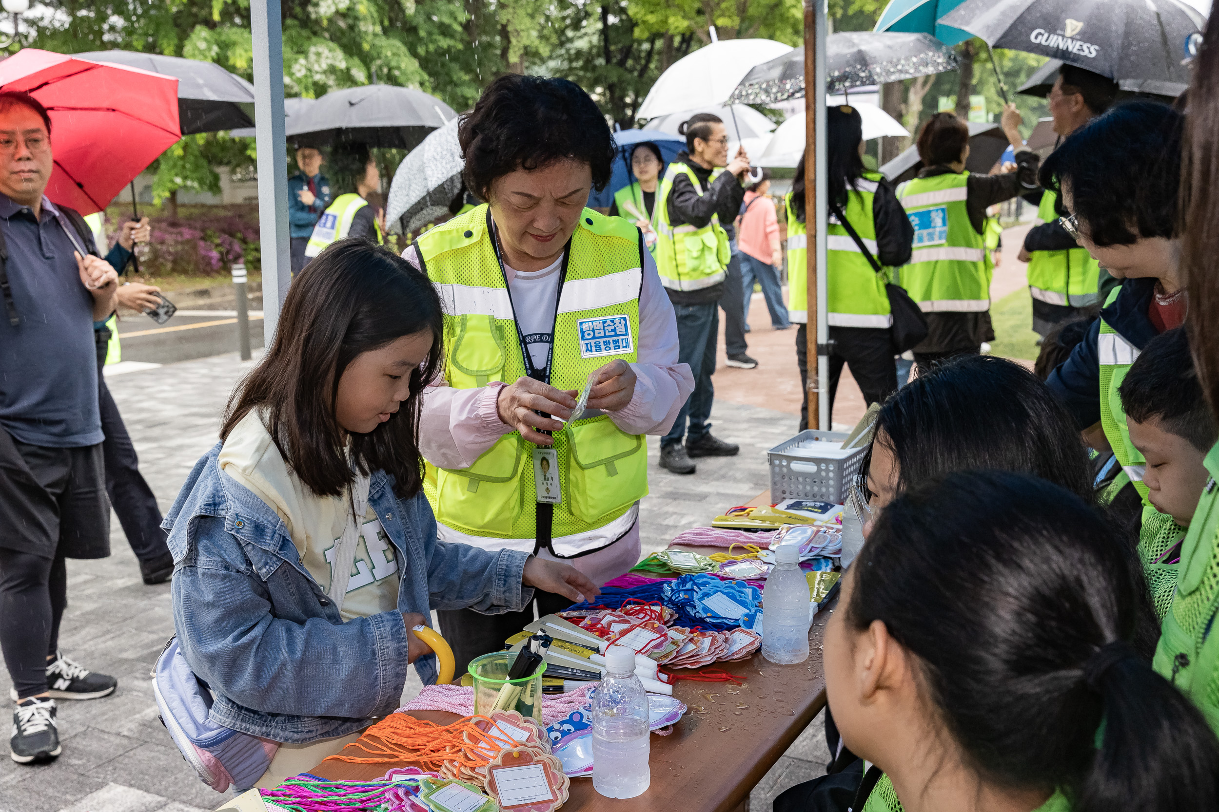 20240505-어린이날 이름표 달아주기 행사(자율방범대 아동 실종 예방 캠페인) 240505_0023_G_144232.jpg