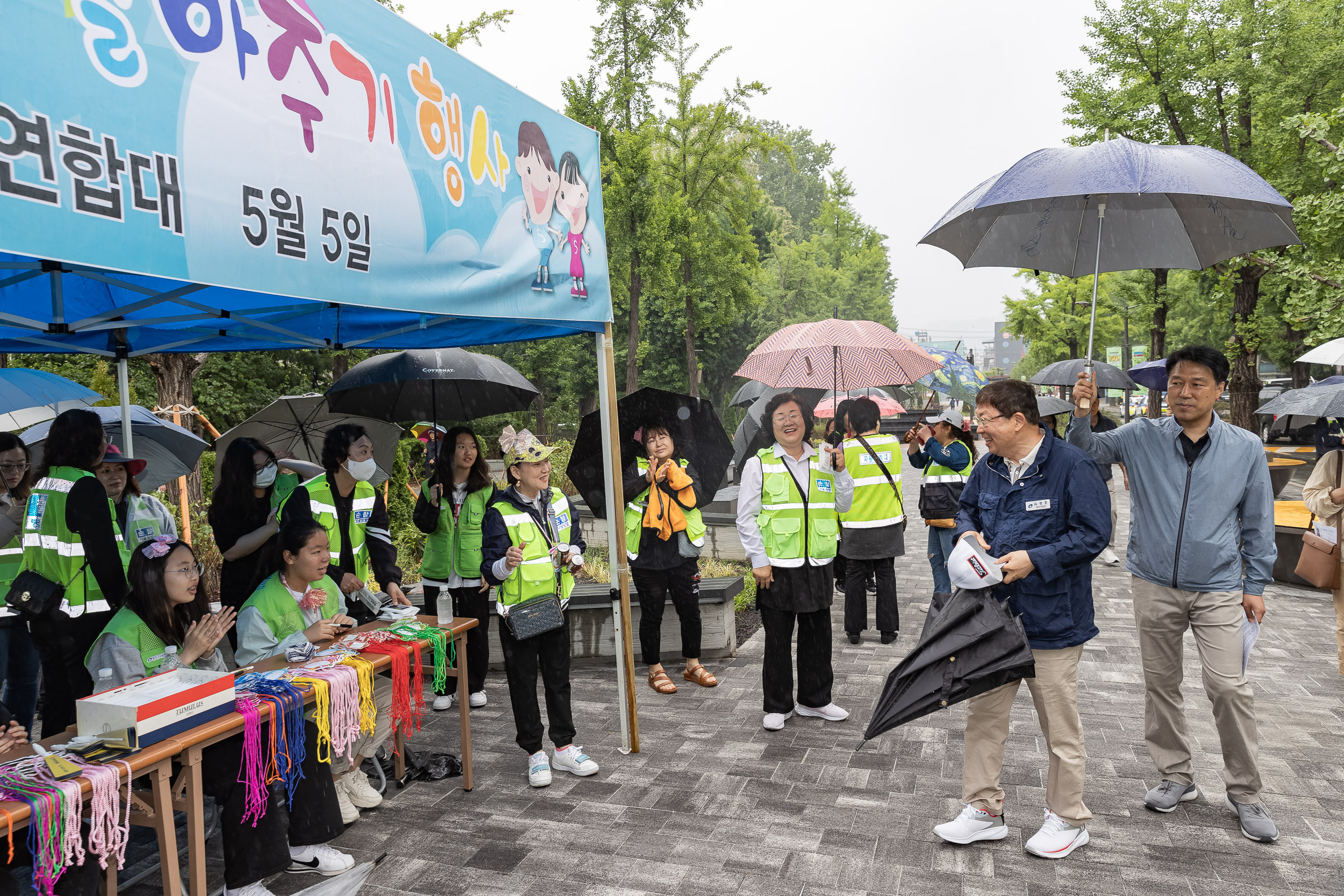 20240505-어린이날 이름표 달아주기 행사(자율방범대 아동 실종 예방 캠페인) 240505_0046_G_144232.jpg