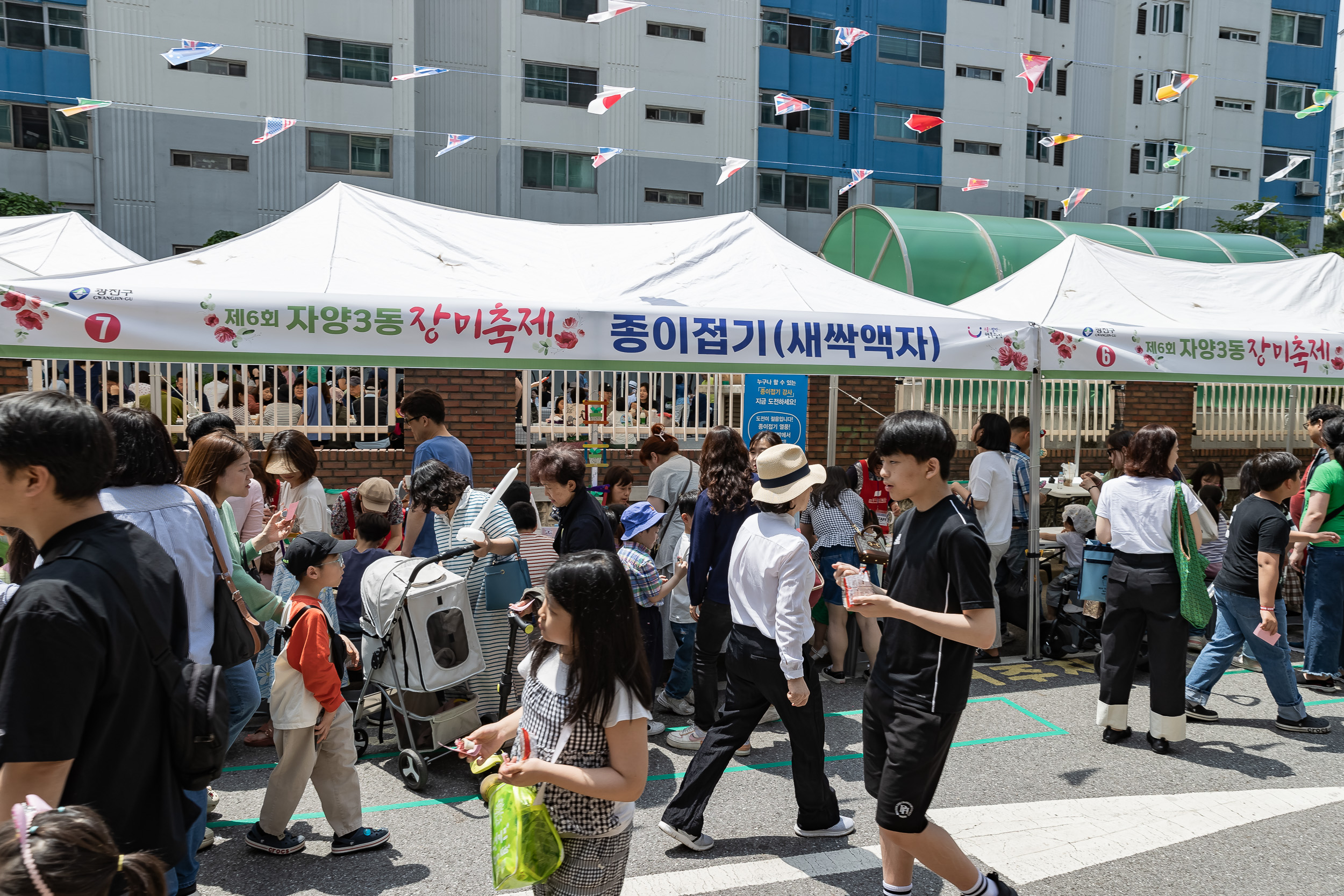 20240518-제6회 자양3동 장미축제 240518_0706_G_172746.jpg