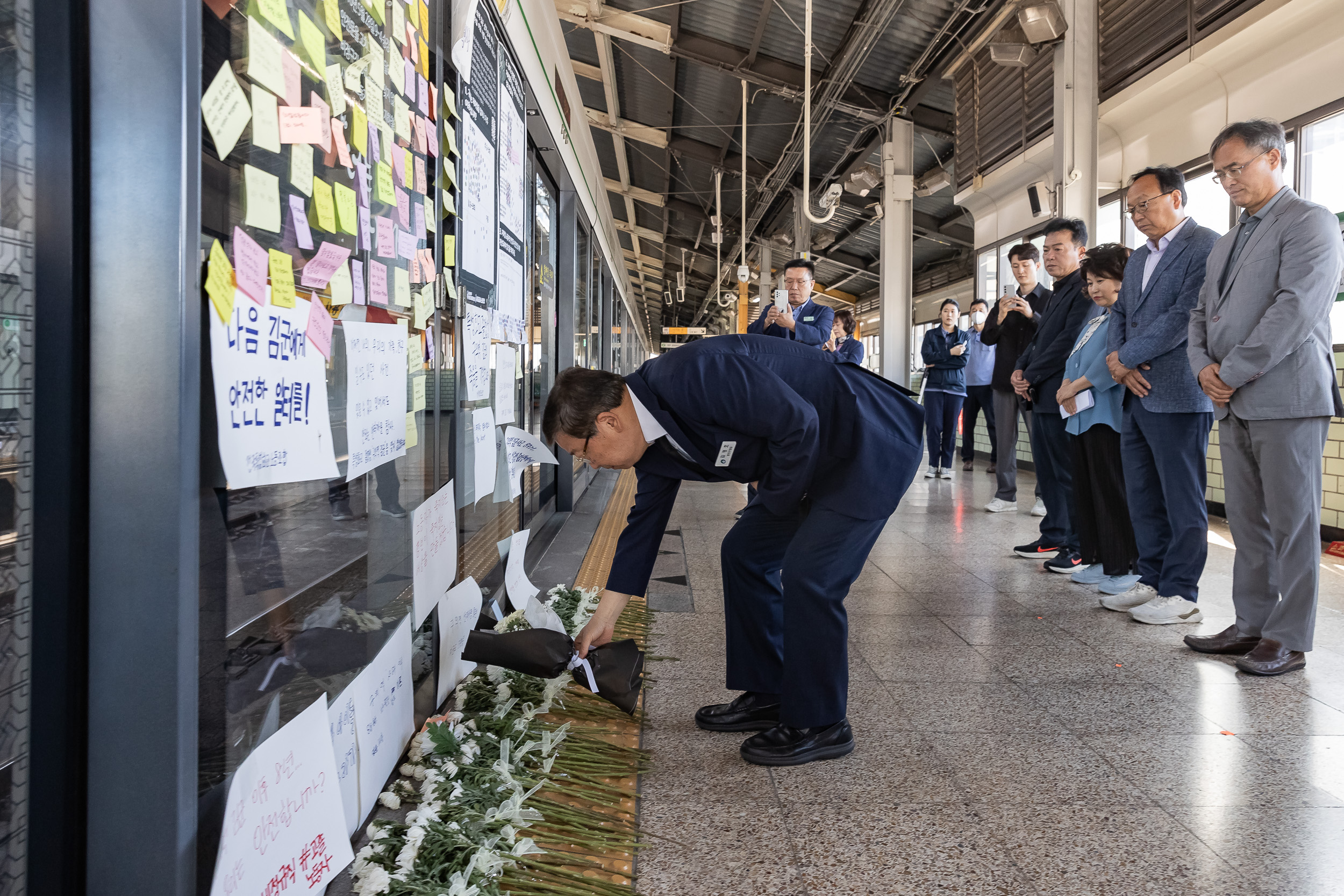 20240528-구의역 사고 8주기 헌화 240528_0095_G_110655.jpg