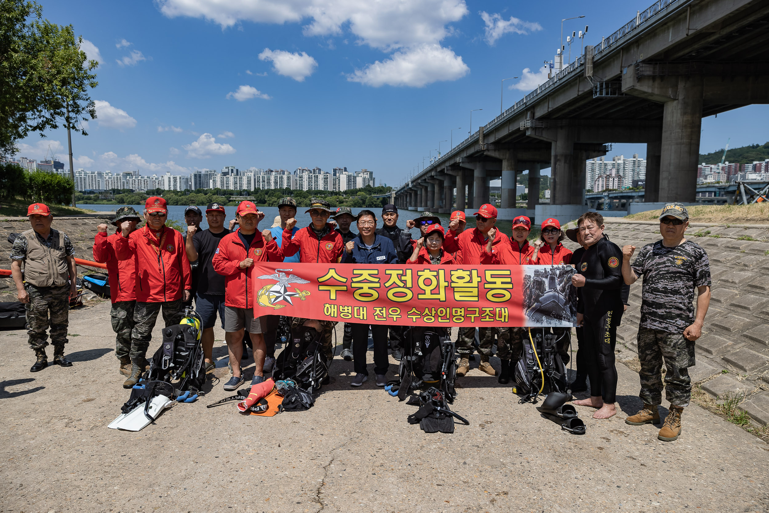 20240616-해병대 광진구지회 수질보전 활동 한강수중정화 240616_0298_G_110153.jpg