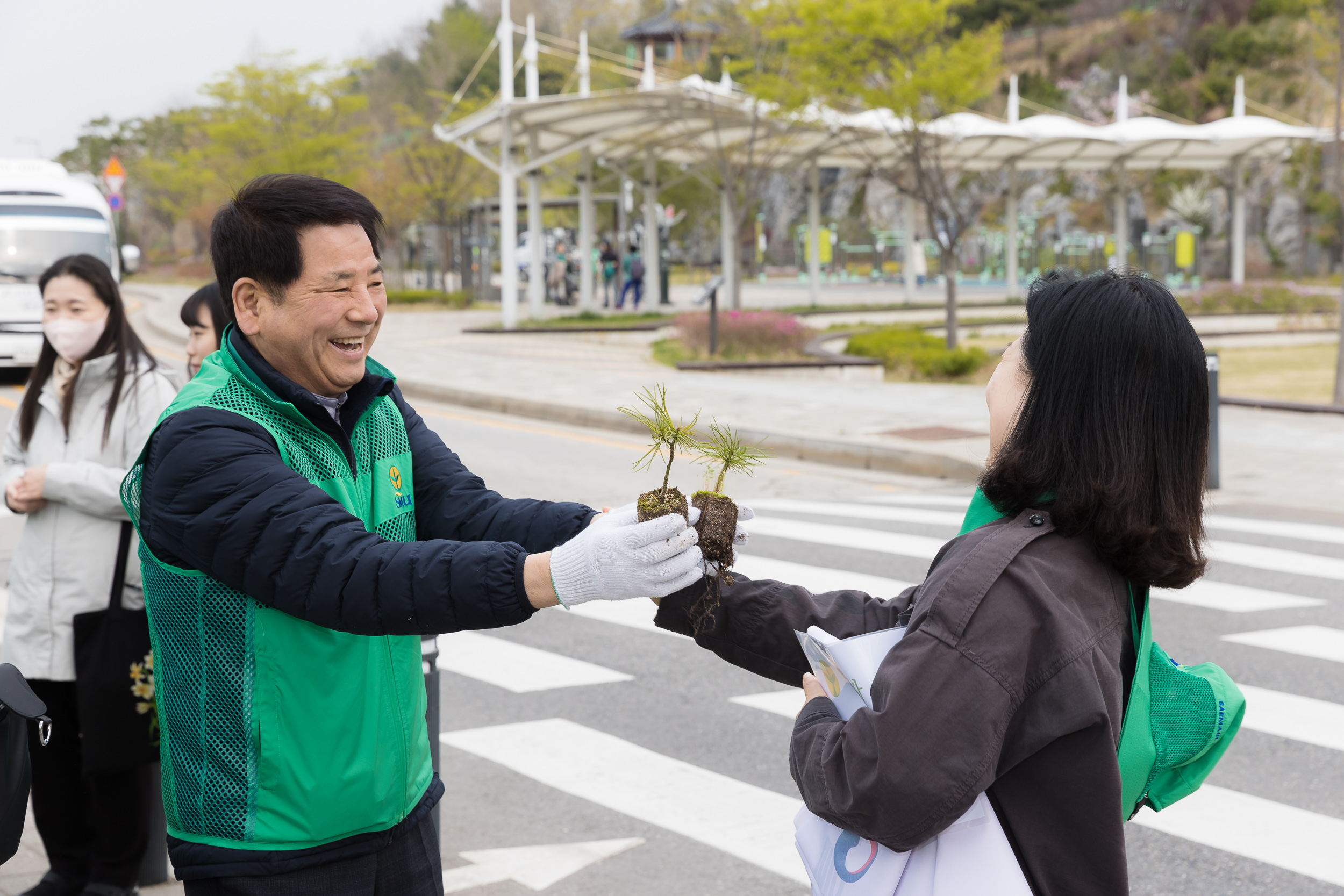 20240411-제79회 식목일 기념 새마을회 나무심기 행사 240411_0006_G_170946.jpg