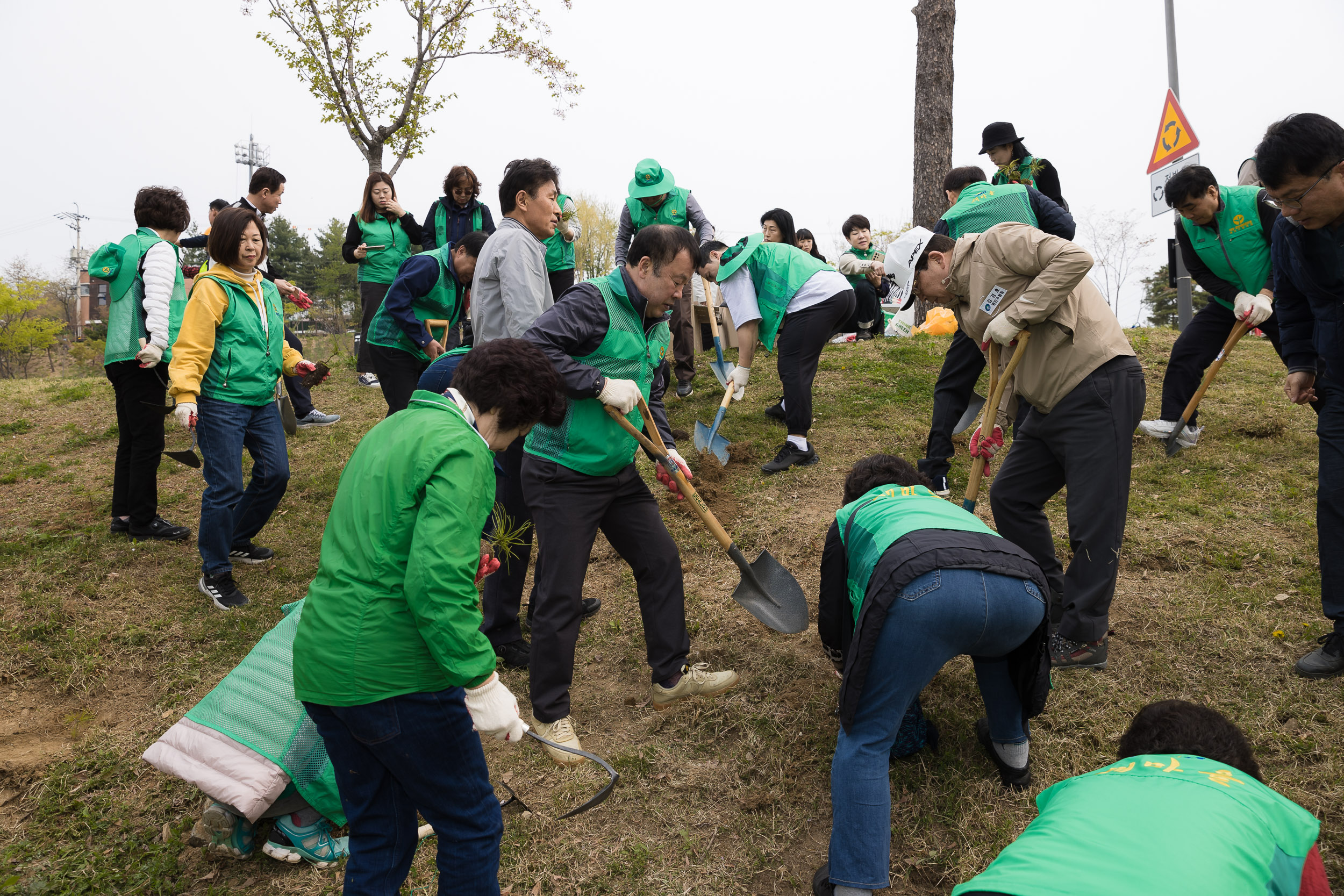 20240411-제79회 식목일 기념 새마을회 나무심기 행사 240411_0251_G_170951.jpg