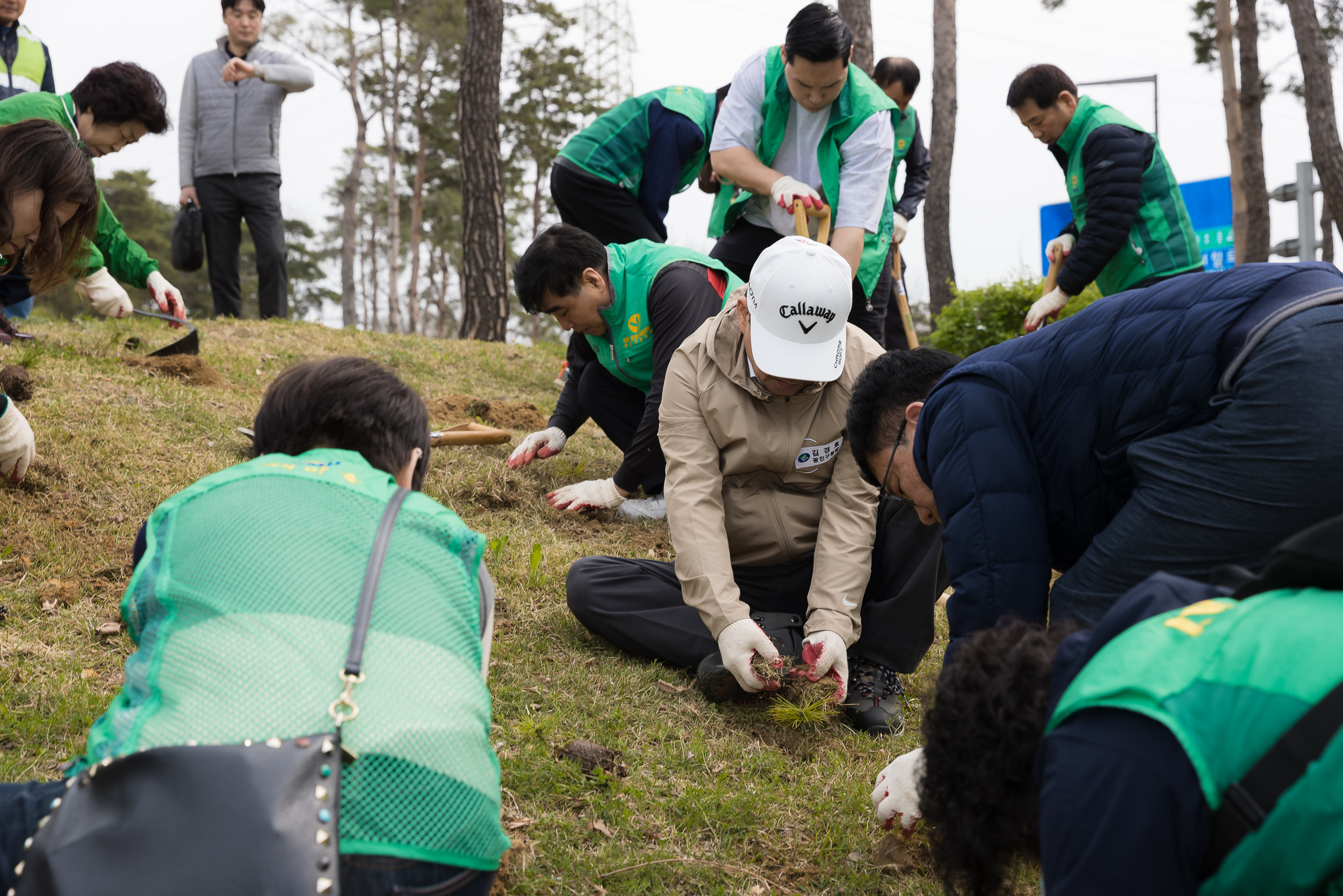 20240411-제79회 식목일 기념 새마을회 나무심기 행사 240411_0337_G_170954.jpg