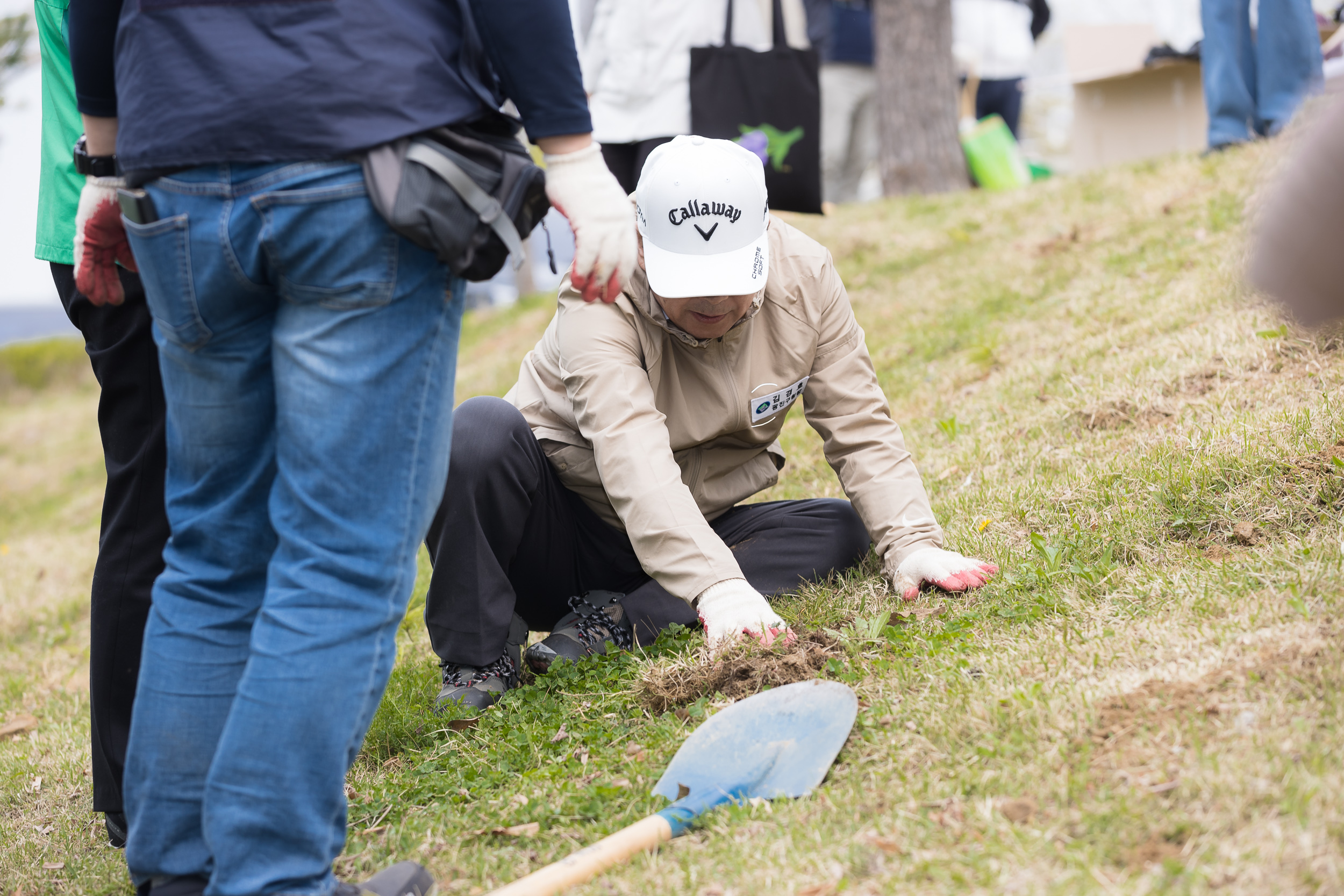 20240411-제79회 식목일 기념 새마을회 나무심기 행사 240411_0405_G_170955.jpg