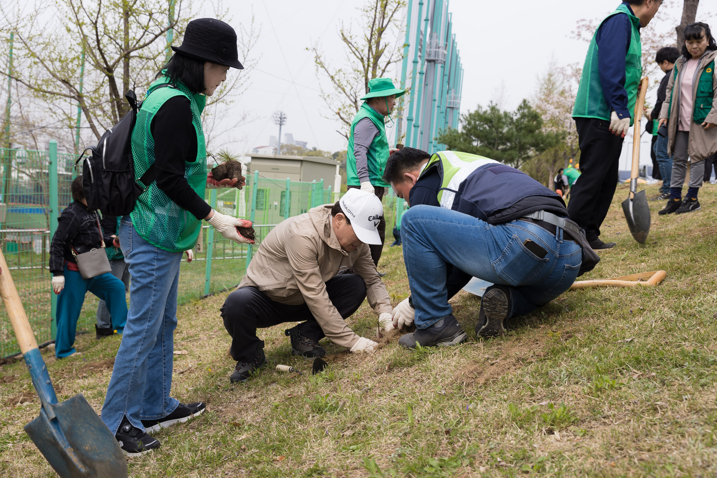 20240411-제79회 식목일 기념 새마을회 나무심기 행사 240411_0454_G_170955.jpg