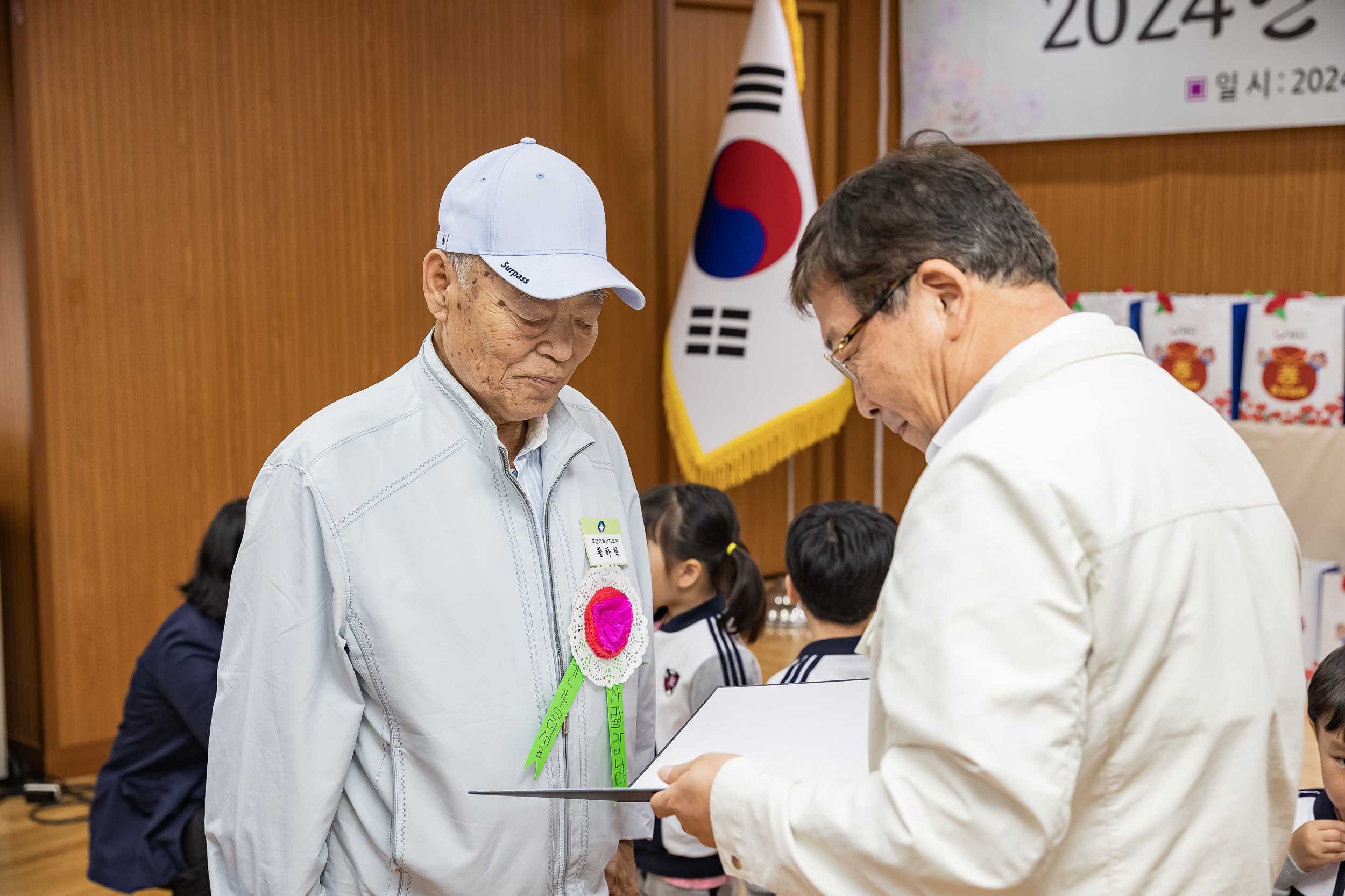 20240508-사랑의 효(孝)꾸러미 전달 및 표창 수여식-중곡4동 240508_1112_G_151050.jpg