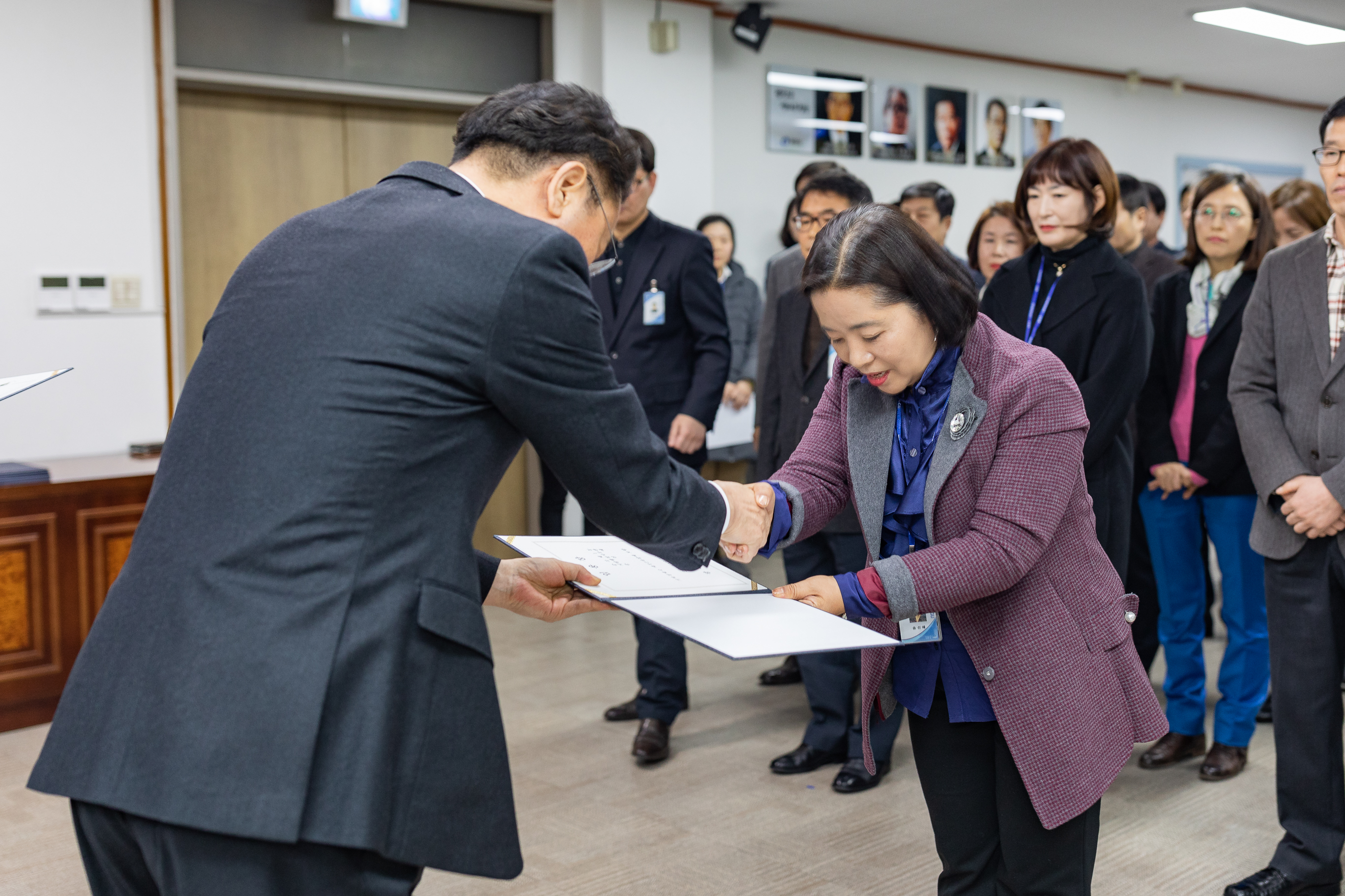 20190104-6급이상 공무원 보직임용 발령장 수여 IB5_9020_S.jpg