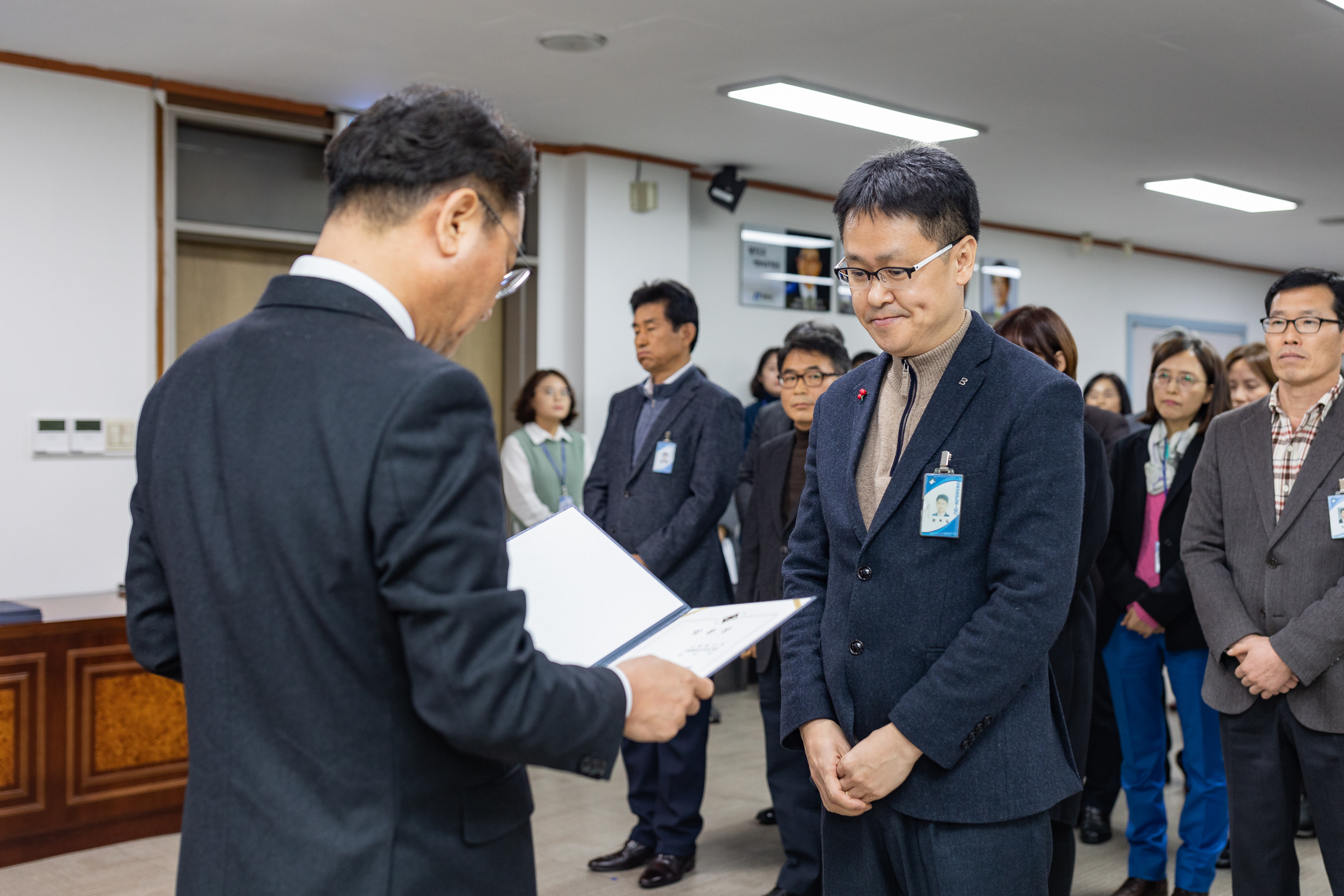 20190104-6급이상 공무원 보직임용 발령장 수여 IB5_9067_S.jpg