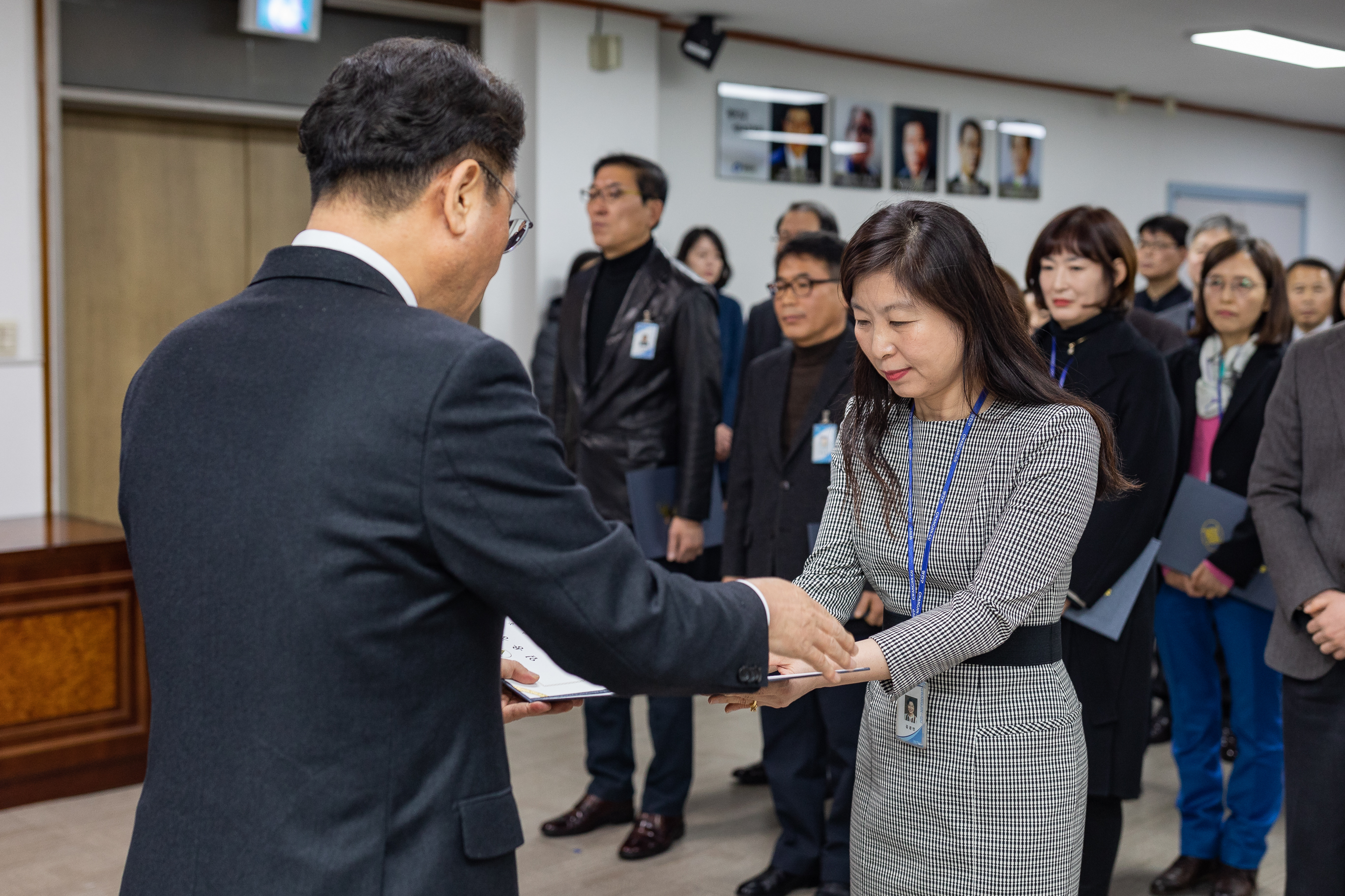 20190104-6급이상 공무원 보직임용 발령장 수여 IB5_9304_S.jpg