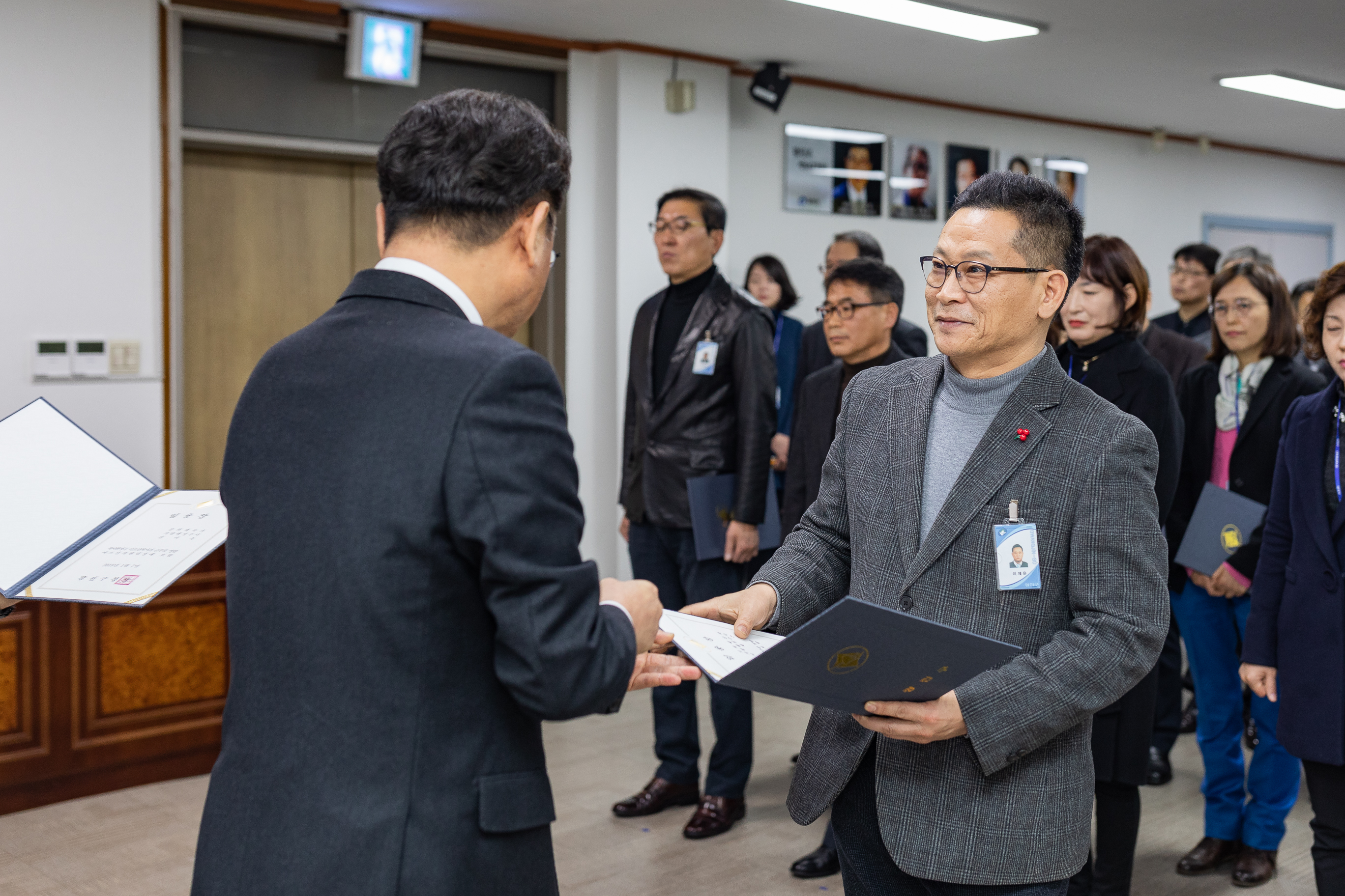 20190104-6급이상 공무원 보직임용 발령장 수여 IB5_9326_S.jpg