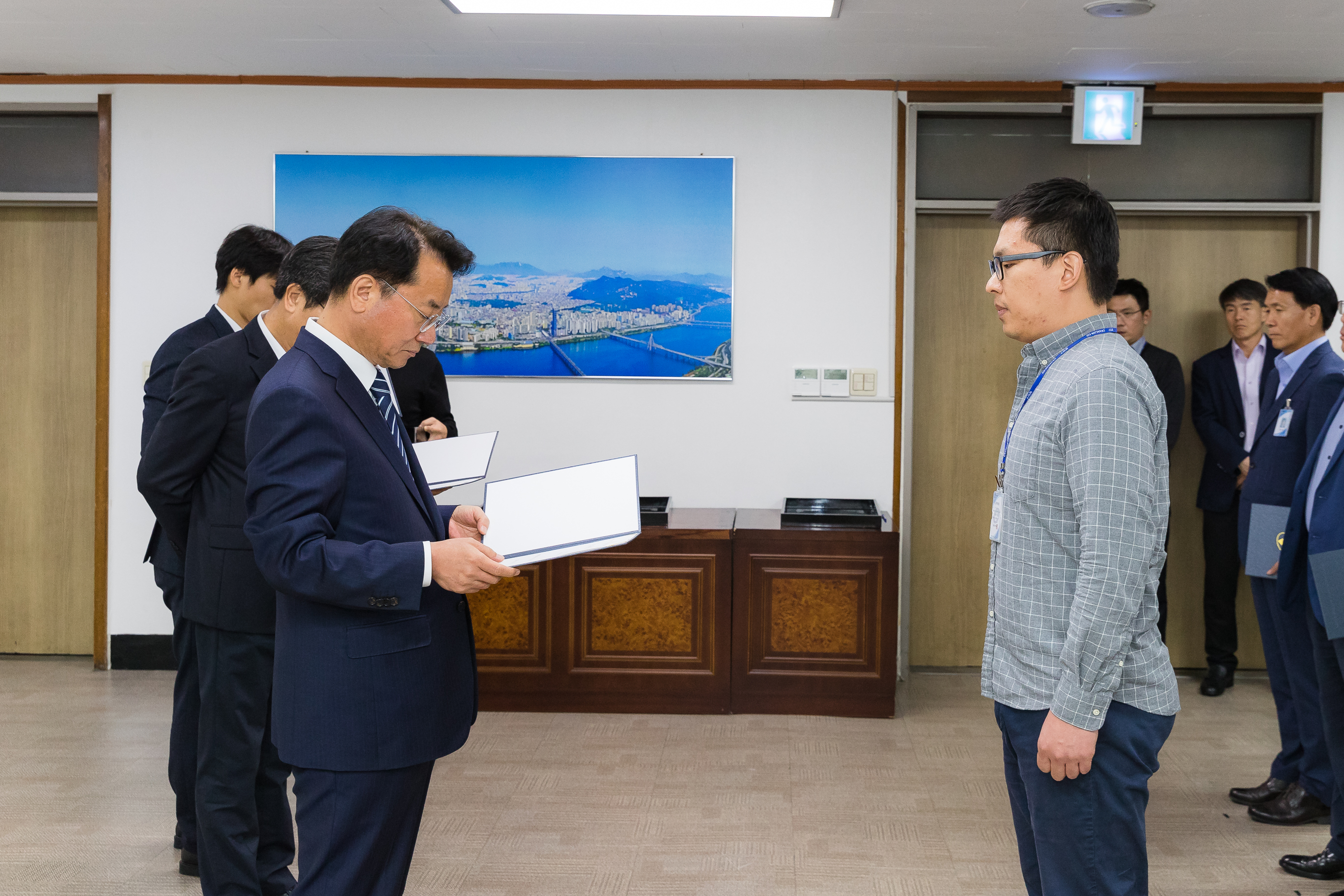 20181005-5급 이하 공무원 임용장 수여식 176387.jpg