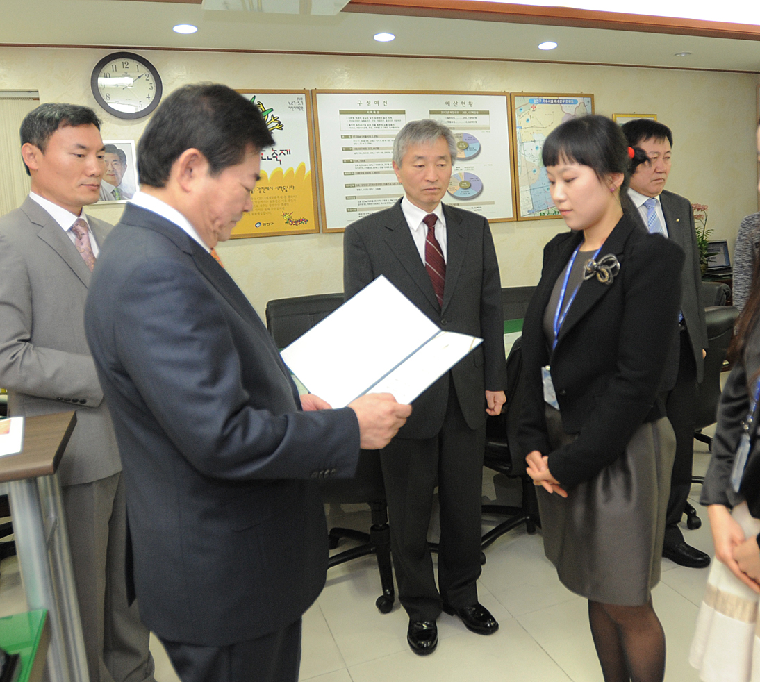 20120424-신규임용 발령장수여 52453.JPG