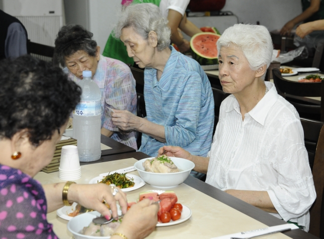 20130718-어르신 사랑의 삼계탕 드리기 자양3동 83010.JPG