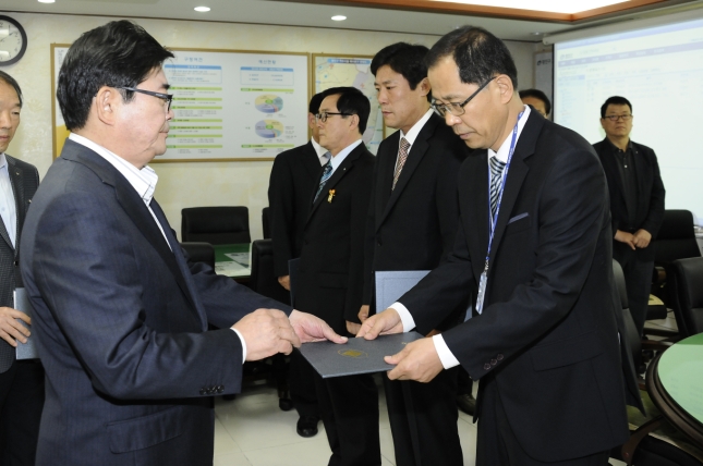 20130531-지방전임계약직공무원 신규임용 임명장 수여 79118.JPG