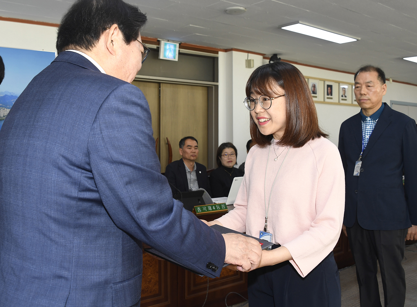 20180524-확대간부회의 우수공무원 표창장 수여 173610.jpg