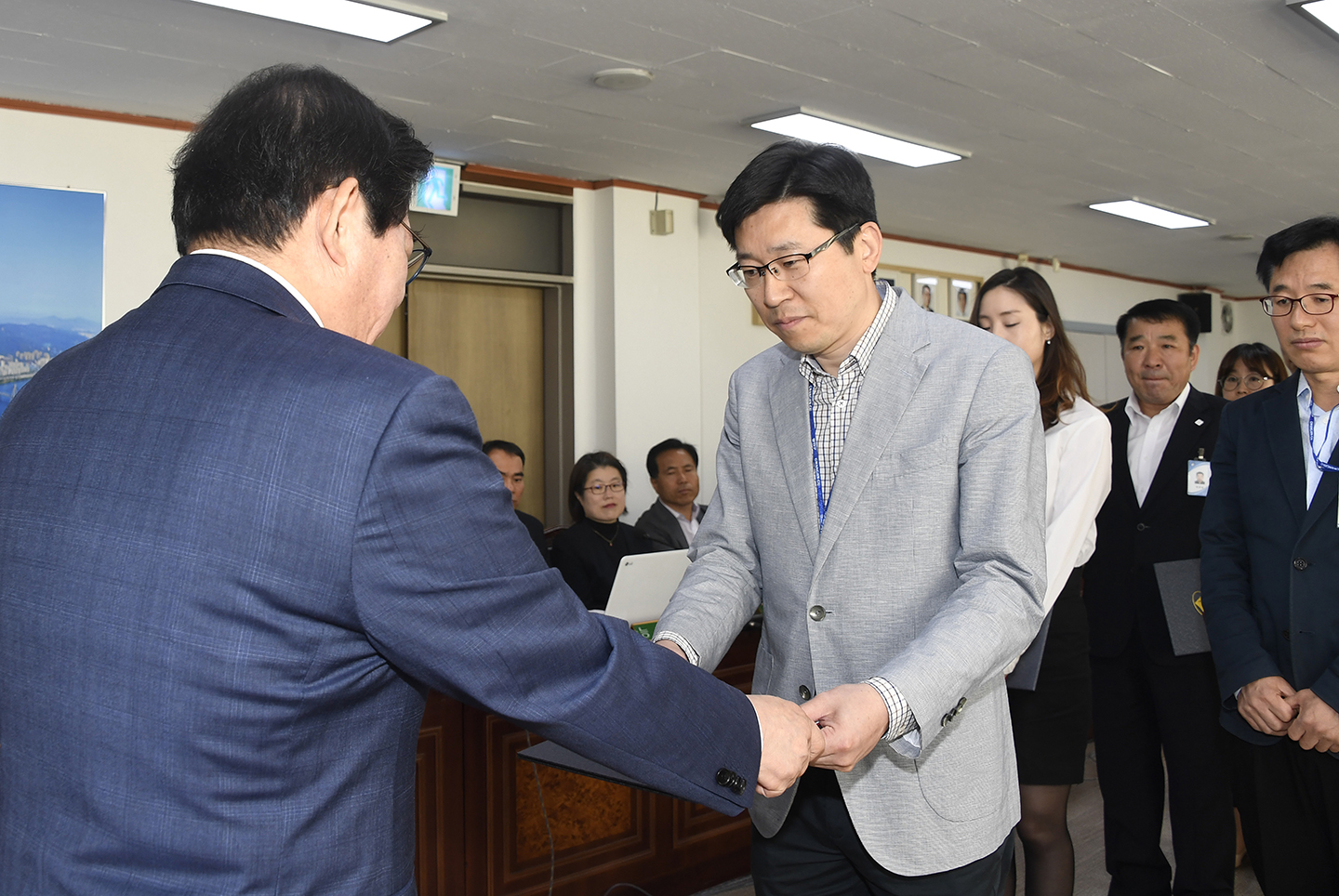 20180524-확대간부회의 우수공무원 표창장 수여 173619.jpg