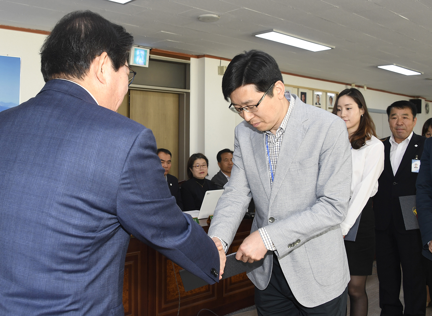 20180524-확대간부회의 우수공무원 표창장 수여 173620.jpg