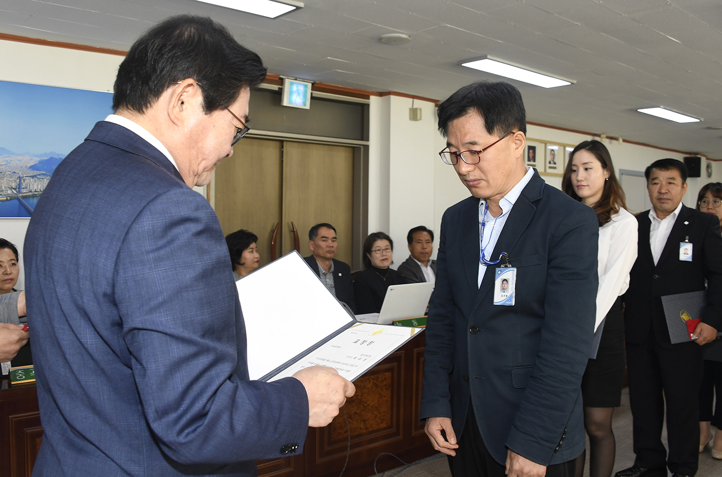 20180524-확대간부회의 우수공무원 표창장 수여 173621.jpg