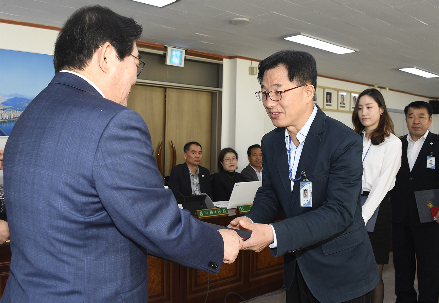 20180524-확대간부회의 우수공무원 표창장 수여 173622.jpg